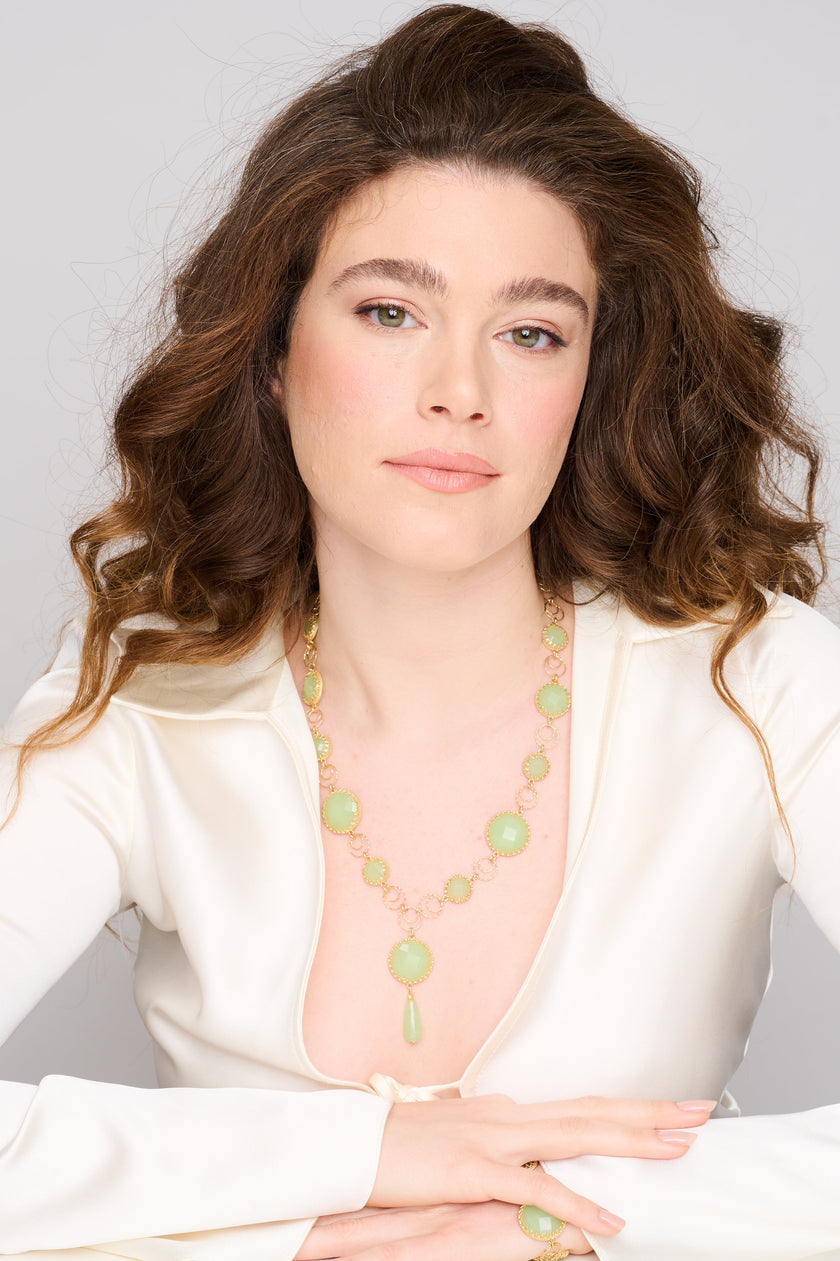 תכשיט מרשים מכסף סטרלינג 925, בשילוב אבנים בגווני ירוק המעניקים לו תחושת טבע והרמוניה. עבודת יד מוקפדת עם תשומת לב לכל פרט – איכות שנראית לעין ומורגשת על הגוף.