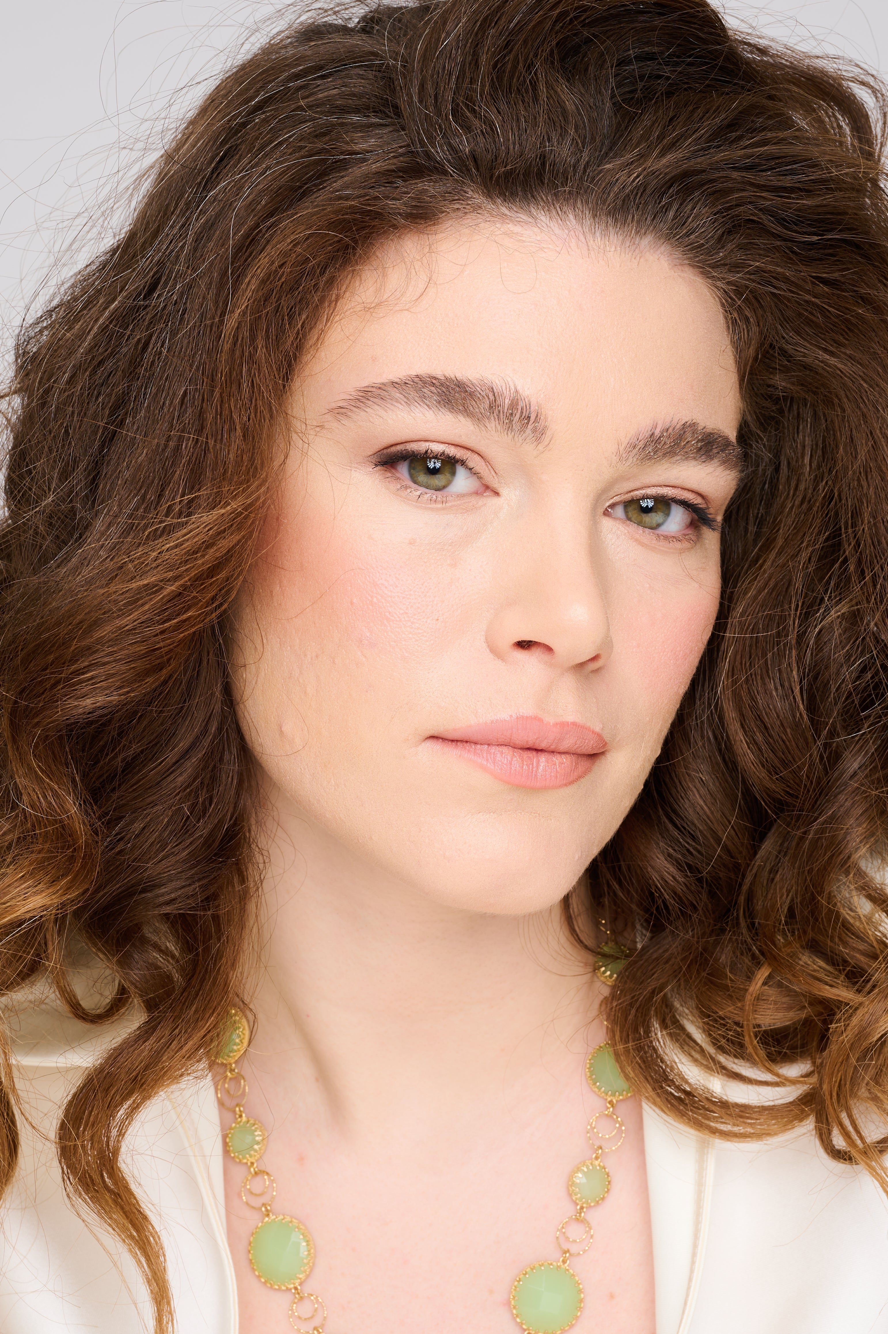 ענק כסף עם שילוב נדיר של גווני ירוק קריסטלי ועמוק, יוצר מראה חי ורענן. הענק משתלב בצורה נפלאה עם לוקים בוהו שיק, כפריים או קלאסיים.