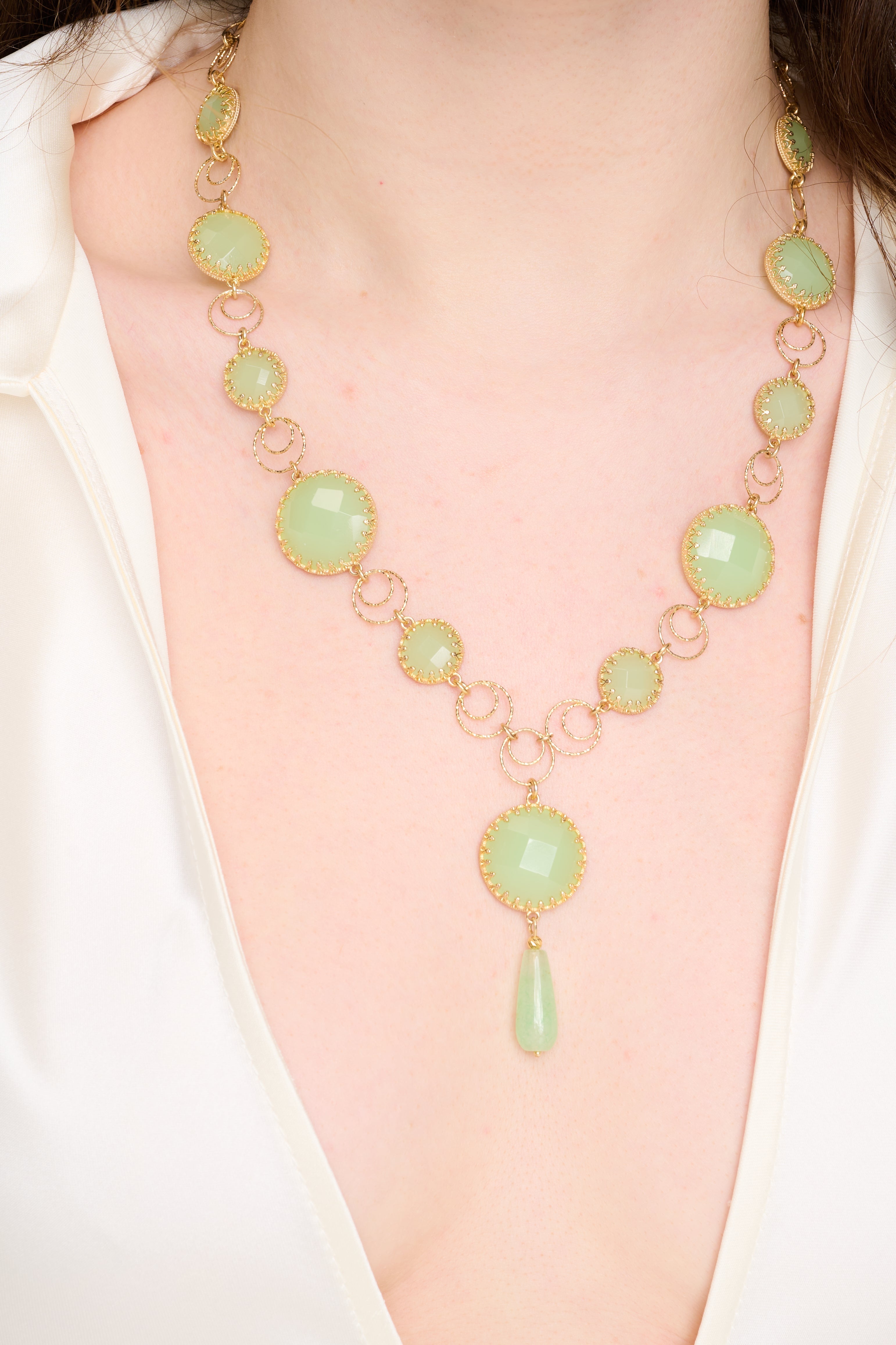 שרשרת כסף ייחודית בעיצוב אומנותי, המשובצת באבני חן בגוונים ירוקים טבעיים המשרים רוגע. אבני החן נבחרו בקפידה ליצירת זרימה של צבע ותחושת עומק.