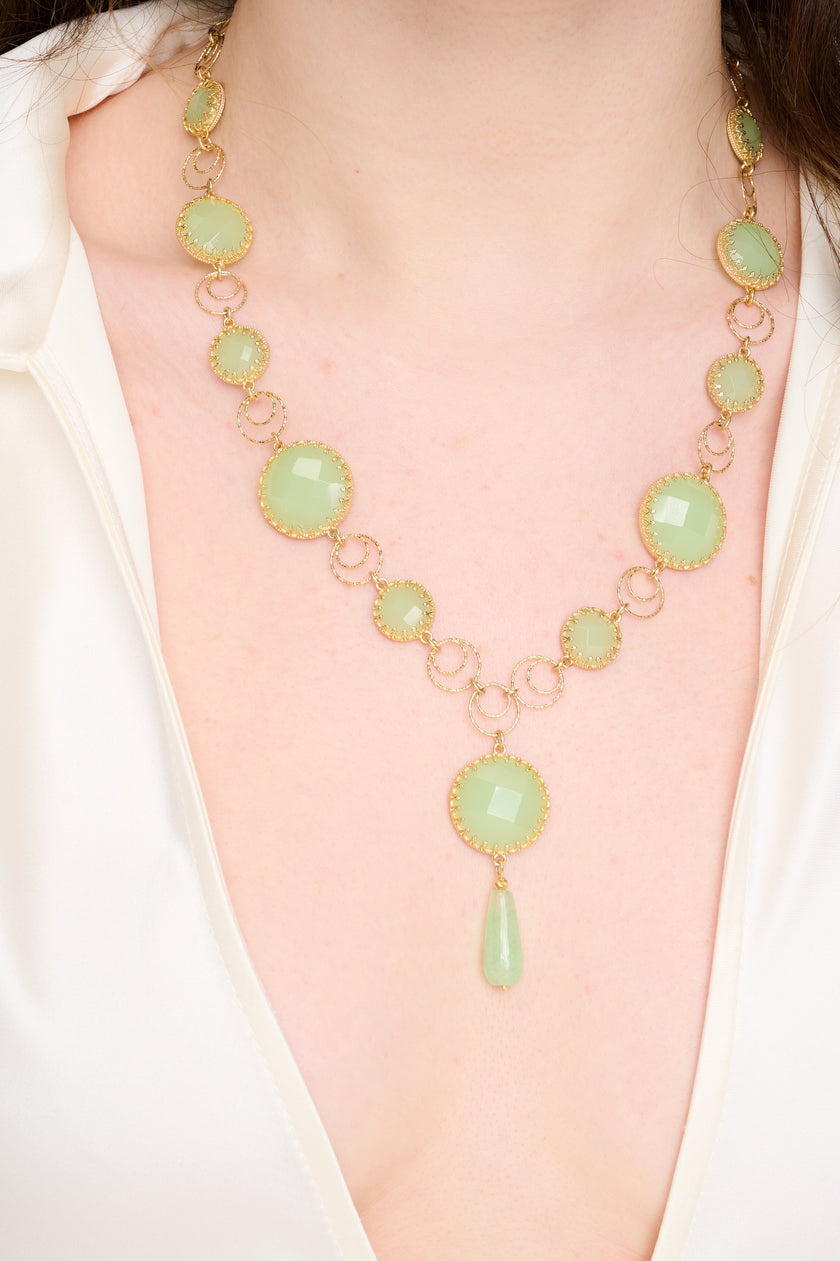 שרשרת כסף ייחודית בעיצוב אומנותי, המשובצת באבני חן בגוונים ירוקים טבעיים המשרים רוגע. אבני החן נבחרו בקפידה ליצירת זרימה של צבע ותחושת עומק.