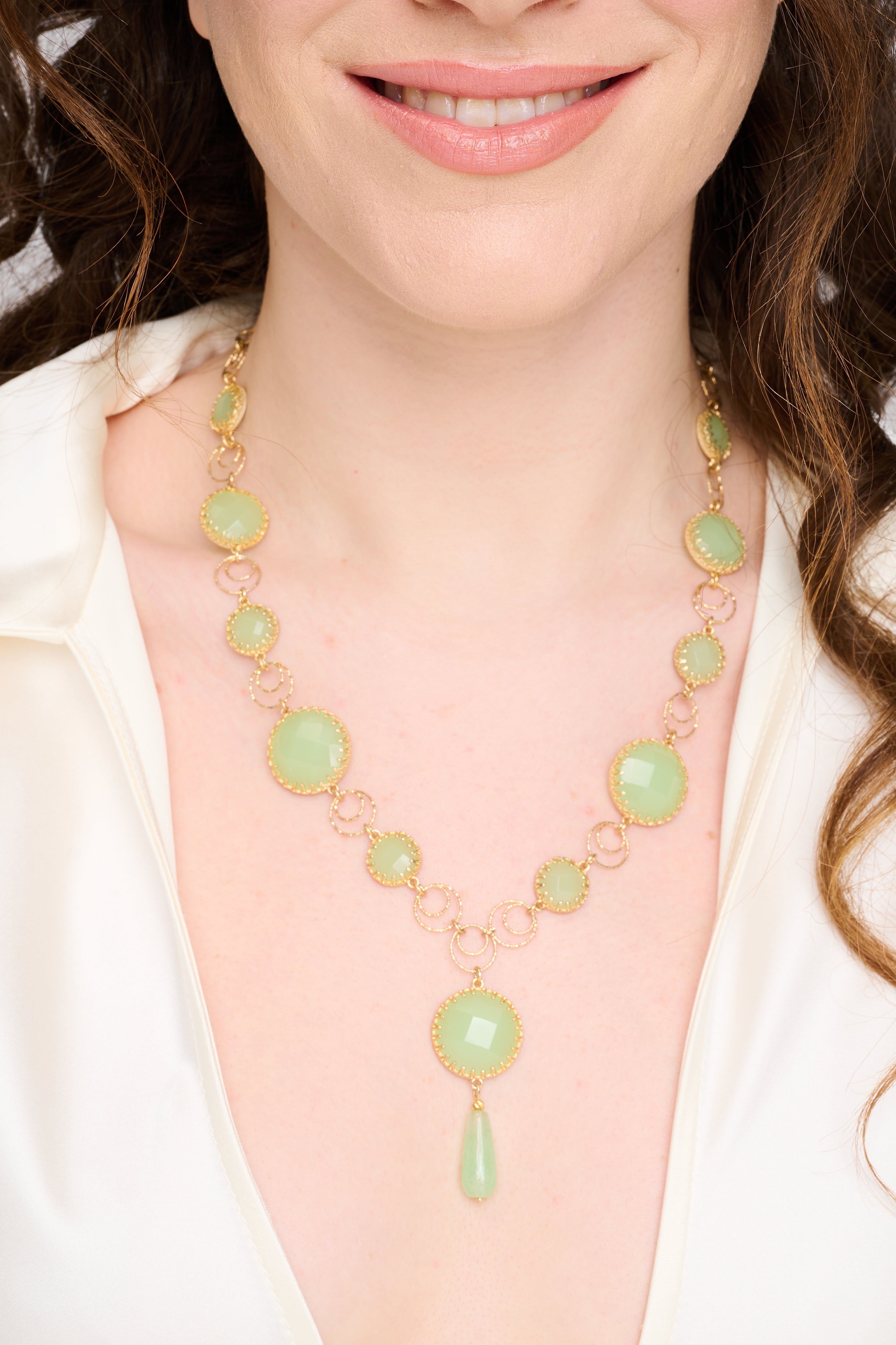 תכשיט אלגנטי בגווני ירוק, בהשראת עלים ויערות – שילוב בין עוצמה לרכות. עיצוב שמשלב בין מראה גולמי לאלגנטי, ונותן מקום לאישיות לבלוט.