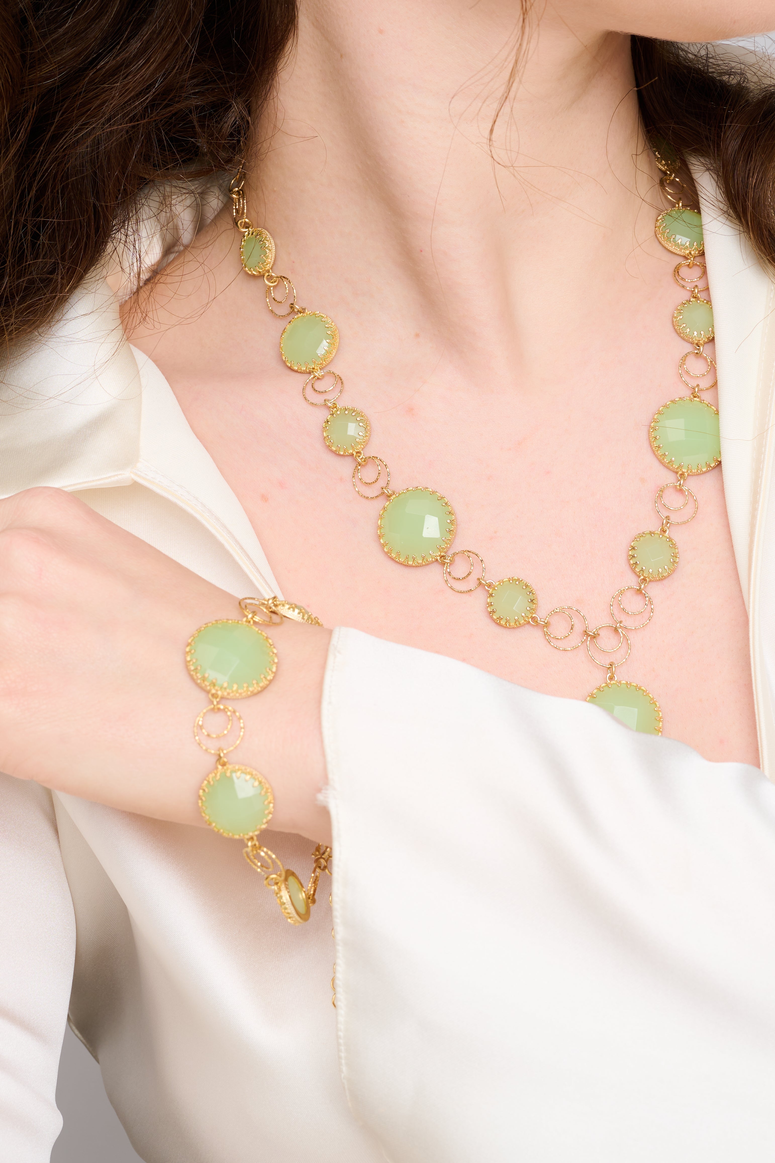 עבודת יד מוקפדת עם שילוב של גווני ירוק מגוונים – מענק שכולו נוכחות ונשמה. עיצוב שמשלב בין מראה גולמי לאלגנטי, ונותן מקום לאישיות לבלוט.