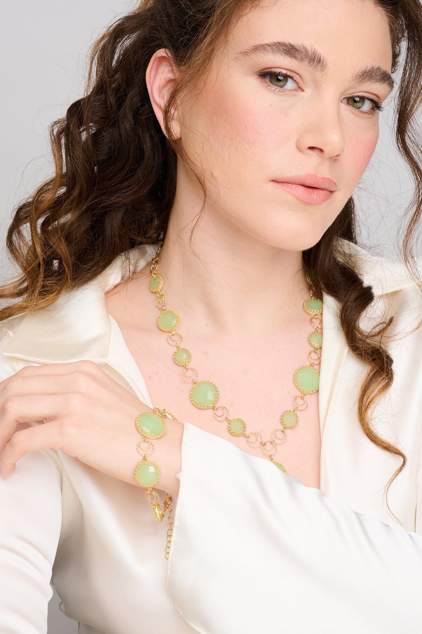 צמיד מעודן ואלגנטי משובץ באופליט ירוק בגוון רך, המעניק לתכשיט מראה רגוע, נשי ומעט מסתורי. האבנים העגולות בגימור מבריק מוקפות במסגרת זהב דקורטיבית, היוצרת מראה על-זמני מלא שיק. העיצוב משתלב באופן הרמוני על פרק כף היד ונותן תחושת רעננות טבעית. תכשיט שמתאים ליום יום או לערב, ומתנה נהדרת לאישה שמחפשת יופי רך עם עומק רגשי.

ענק להמחשה בלבד