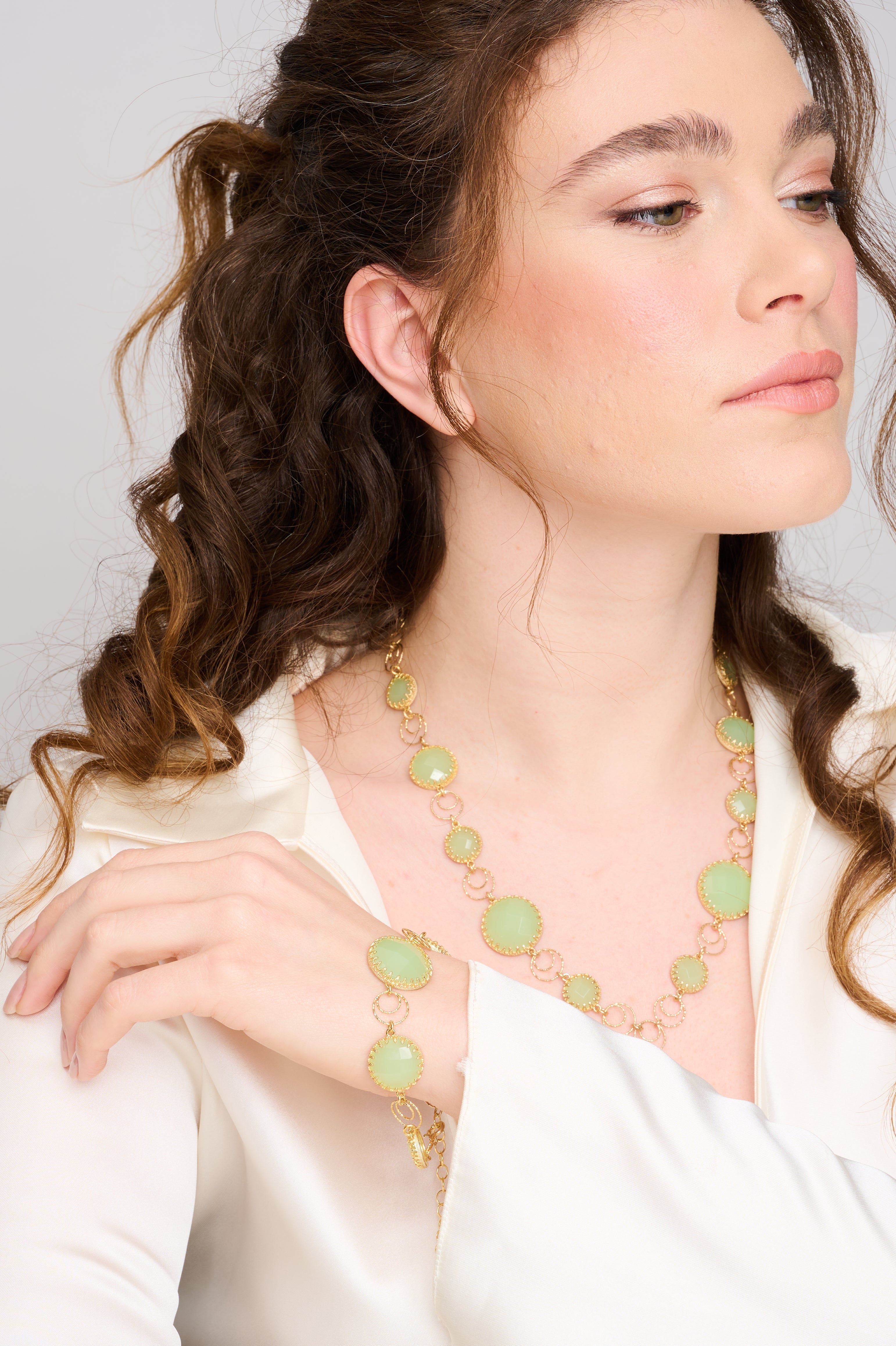 צמיד כסף בציפוי זהב עם אבני אופליט ירוקות בעיצוב עגול ופאות מלוטשות, המעניקות לתכשיט מראה רך, בוהק ואצילי. המסגרות הזהובות המעוטרות מחזיקות את האבנים בגוונים עדינים של ירוק טבעי, אשר משתנים קלות בהתאם לאור. עיצוב הרמוני שמתאים לנשים שמחפשות שילוב של עידון ונוכחות. תכשיט ייחודי שמתאים לאירועים חגיגיים, למתנה עם משמעות או להוספת נגיעה נשית מיוחדת לכל הופעה.

ענק להמחשה בלבד