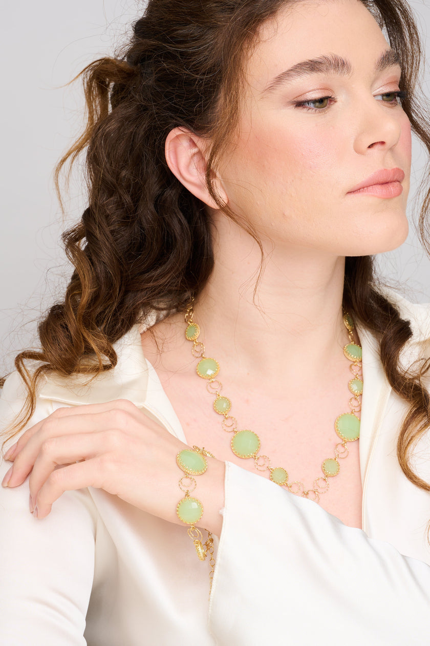 צמיד כסף בציפוי זהב עם אבני אופליט ירוקות בעיצוב עגול ופאות מלוטשות, המעניקות לתכשיט מראה רך, בוהק ואצילי. המסגרות הזהובות המעוטרות מחזיקות את האבנים בגוונים עדינים של ירוק טבעי, אשר משתנים קלות בהתאם לאור. עיצוב הרמוני שמתאים לנשים שמחפשות שילוב של עידון ונוכחות. תכשיט ייחודי שמתאים לאירועים חגיגיים, למתנה עם משמעות או להוספת נגיעה נשית מיוחדת לכל הופעה.

ענק להמחשה בלבד