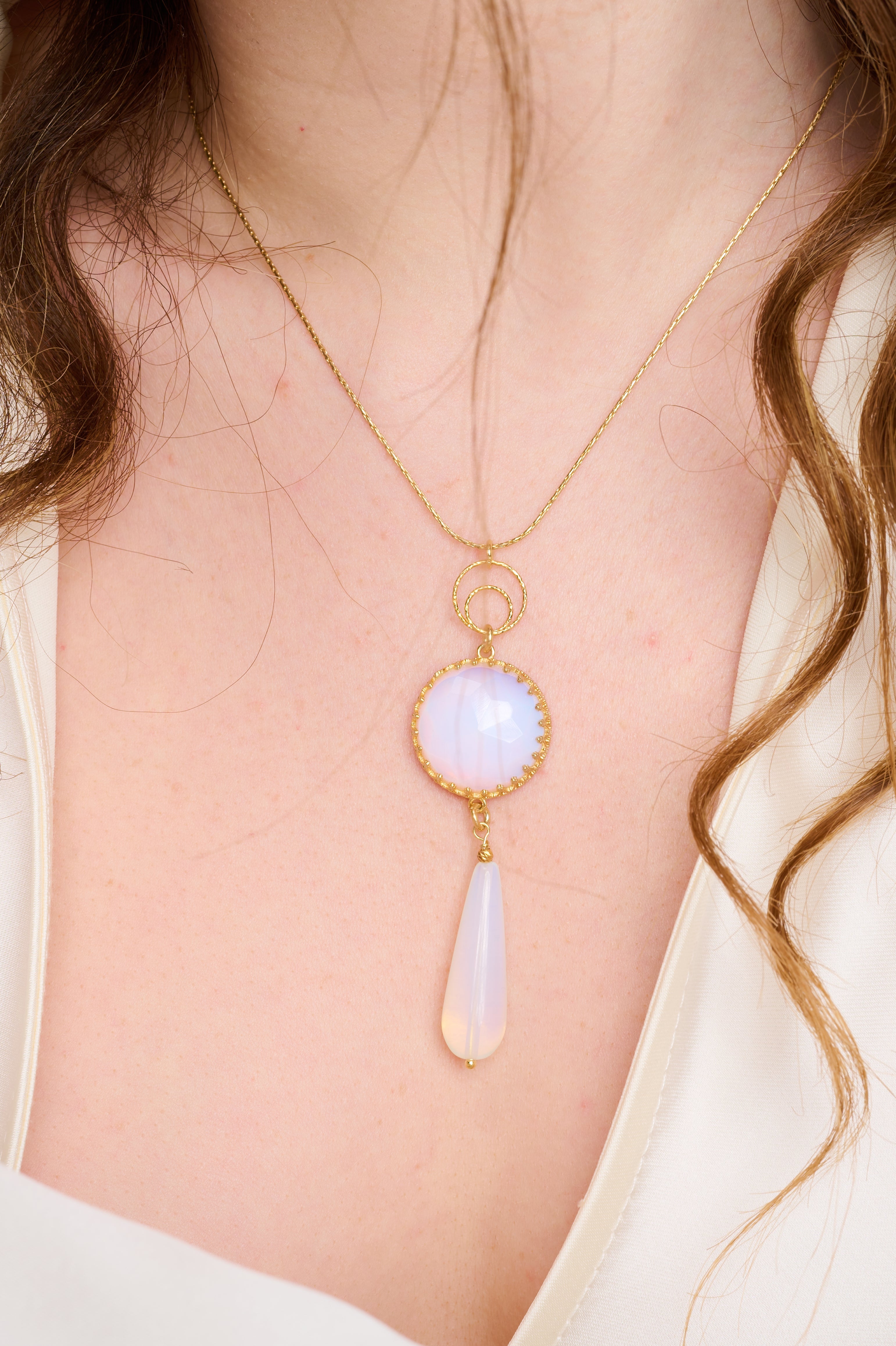 שרשרת כסף סטרלינג עם תליון מעוגל ומשובץ באופלייט לבן בעל אפקט חלבי־זוהר, היוצר תחושת עומק ואור פנימי. האבן נדמית לעיתים כלוכדת את אור הבוקר – עם הבהקים עדינים של תכלת, ורוד ופנינה שקופה. זהו תכשיט בעיצוב נקי ועל־זמני, שמתאים לאישה שמעדיפה אלגנטיות שקטה, סגנון טבעי ונגיעת רוך בכל הופעה. האופלייט הלבן מסמל טוהר, רוגע ותחושת איזון, והוא משתלב בהרמוניה עם מתכות כסופות. תכשיט שניתן לענוד ביום־יום או לשמור לרגעים מיוחדים – קלאסי, רך ומלא קסם.








