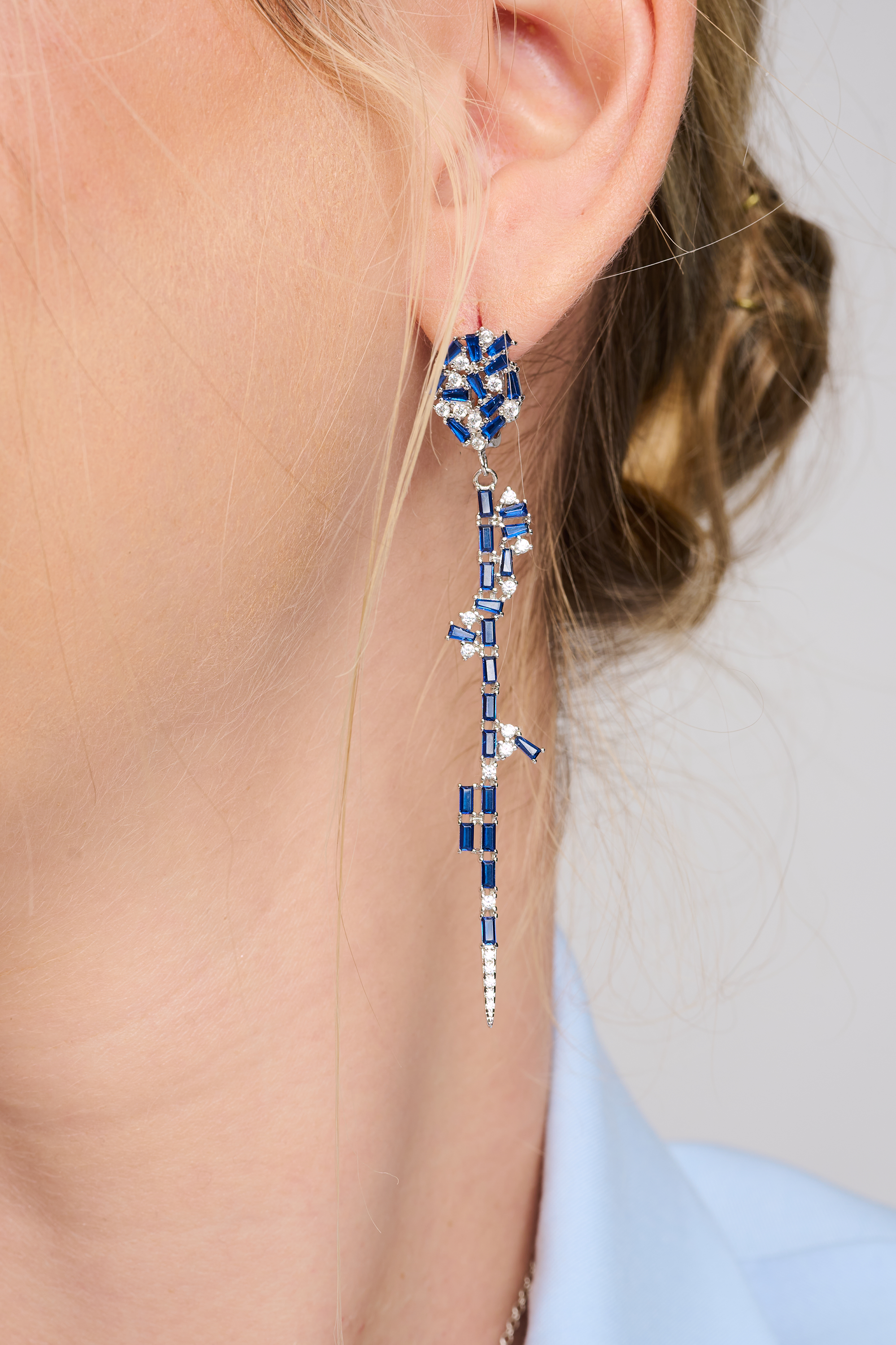 עגילי תלייה יוקרתיים מכסף 925 עם אבני קריסטל בגוני כחול עמוק – עיצוב מינימליסטי אך עשיר, עם תחושת זרימה ותנועה קלה. צבע הספיר מעניק תחושת שלווה ואצילות, והכסף המבריק משלים את המראה למראה שלם והרמוני.
#תכשיטים_עם_תנועה #עגילים_מינימליסטיים #כחול_של_שקט #עגילי_קריסטל_מעודנים #סטייל_חכם