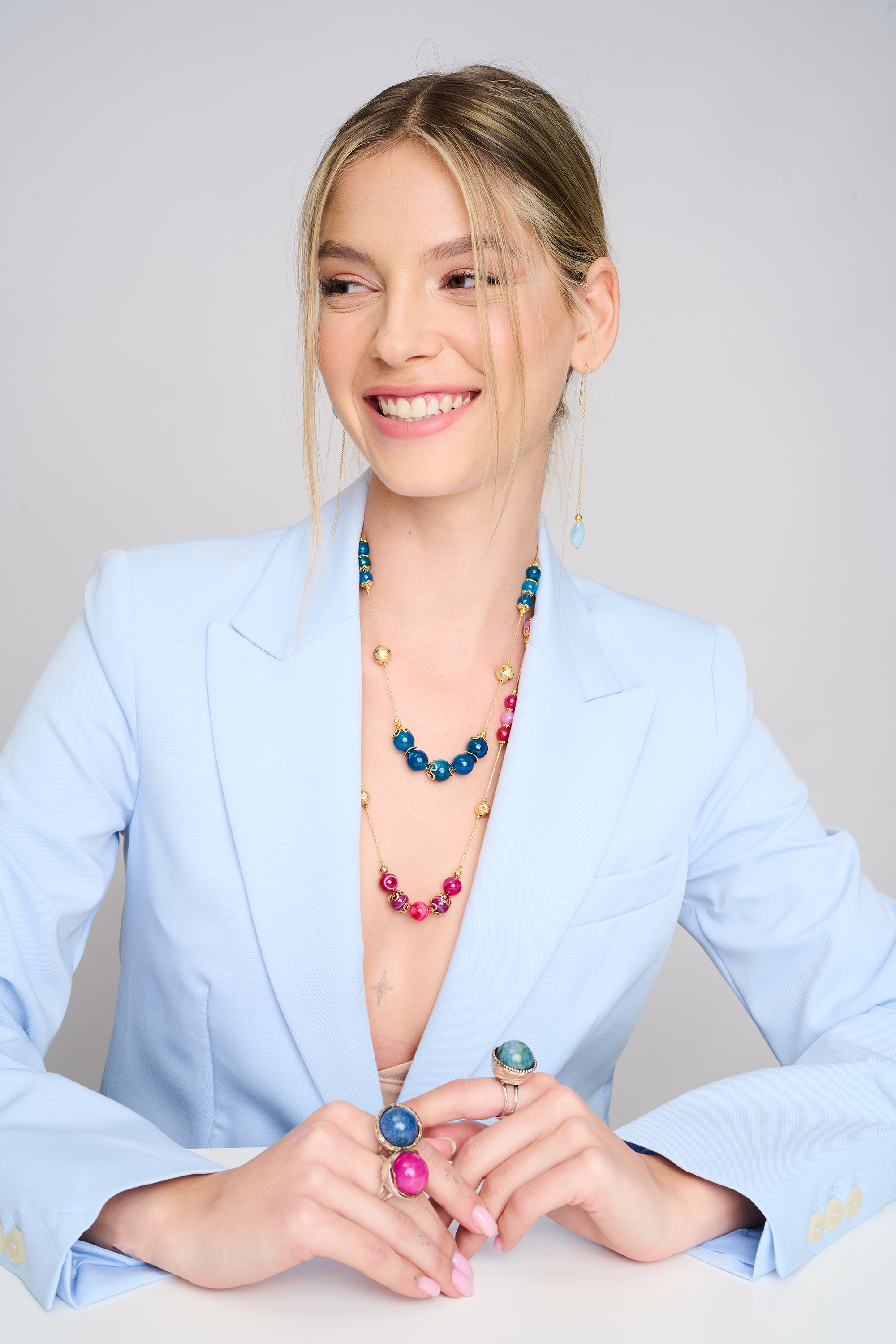 שרשרת ארוכה בעבודת יד מאבני אגט כחולות – עיצוב קלאסי בגווני מים ושקט. החרוזים משתנים בין תכלת בהיר לכחול עמוק, מה שיוצר מראה שמתאים לכל עונה וסגנון. העיצוב הארוך מאפשר גמישות – ניתן לענוד את השרשרת באורך מלא או לעטוף פעמיים למראה רב-שכבתי. אבן האגט נחשבת לאבן הגנה והרגעה, ומוסיפה תמיכה רגשית דרך עיצוב טבעי. תכשיט מושלם למי שמחפשת גם צבע, גם סגנון וגם תחושת חיבור רגשי לטבע.