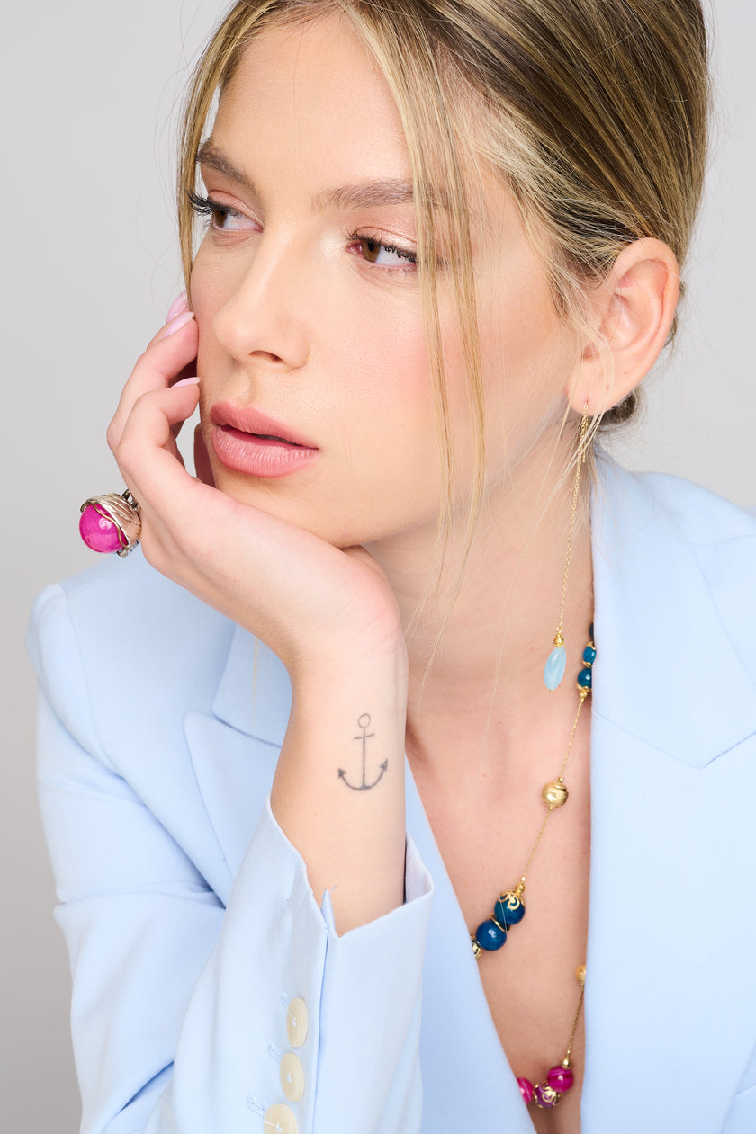 עגילי זהב לבן 14 קראט עם לברדורייט וספיר – תכשיט יוקרתי שמשלב מסתורין, אנרגיה ועוצמה. הלברדורייט מוסיף נופך עמוק ומסתורי, בעוד הספיר מביא עמו תשוקה וחיוניות. העיצוב המוקפד מדגיש את יופיין של האבנים, ויוצר תכשיט שמתאים לאירועים מיוחדים או כמתנה משמעותית לאישה עם נוכחות.

