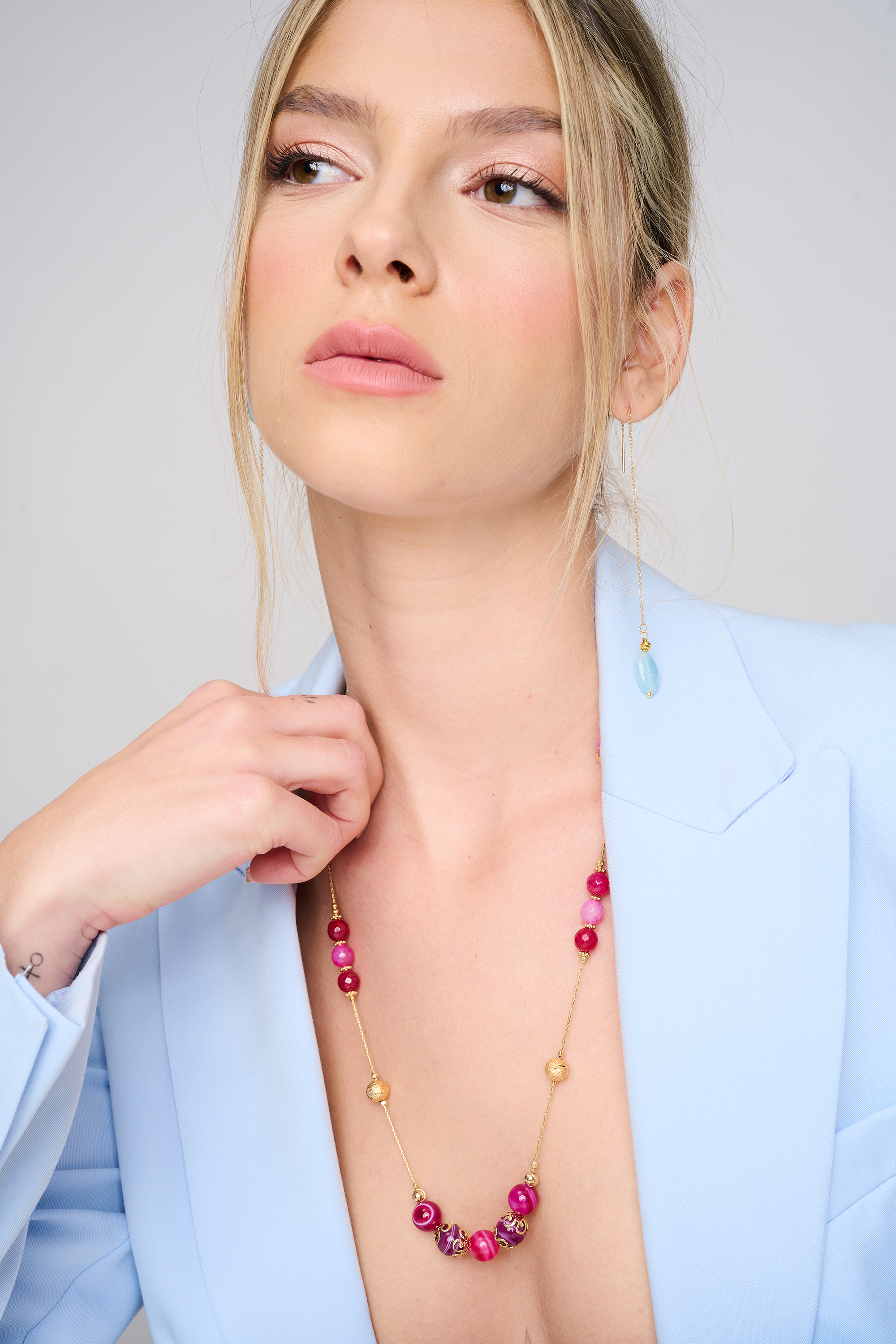 שרשרת ארוכה עשויה אבני אגט בגוונים מגוונים של סגול וורוד – עיצוב שמביא איתו עומק חזותי ועדינות. השרשרת מציגה מעבר עדין בין גוונים עמוקים של סגול לשכבות ורודות רכות, משחק צבעים שמרכך ומחמיא לעור. האורך הארוך שלה מאפשר לשלב אותה כשכבה בודדת או לעטוף פעמיים למראה מלא, עשיר ומעוצב. האגט, אבן הידועה בתכונותיה המאזנות, מביאה איתה תחושת יציבות ועדינות. מתאימה לנשים שאוהבות תכשיטים עם נוכחות, צבע ומשמעות.