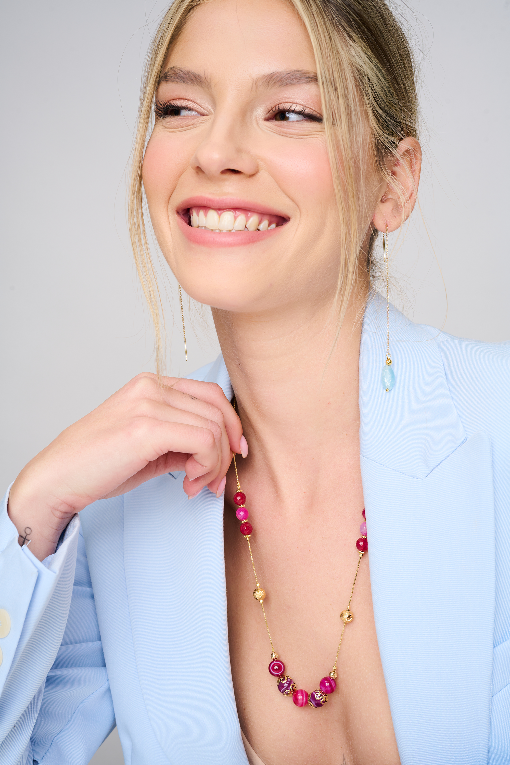 שרשרת ארוכה עשויה אבני אגט בגוונים מגוונים של סגול וורוד – תכשיט צבעוני עם אופי רגוע ונשי. השרשרת מציגה מעבר עדין בין גוונים עמוקים של סגול לשכבות ורודות רכות, הרמוניה ויזואלית שנשארת רכה ומעודנת. האורך הארוך שלה מאפשר לשלב אותה כשכבה בודדת או לעטוף פעמיים למראה מלא, עשיר ומעוצב. האגט, אבן הידועה בתכונותיה המאזנות, מביאה איתה תחושת יציבות ועדינות. מתאימה לנשים שאוהבות תכשיטים עם נוכחות, צבע ומשמעות.