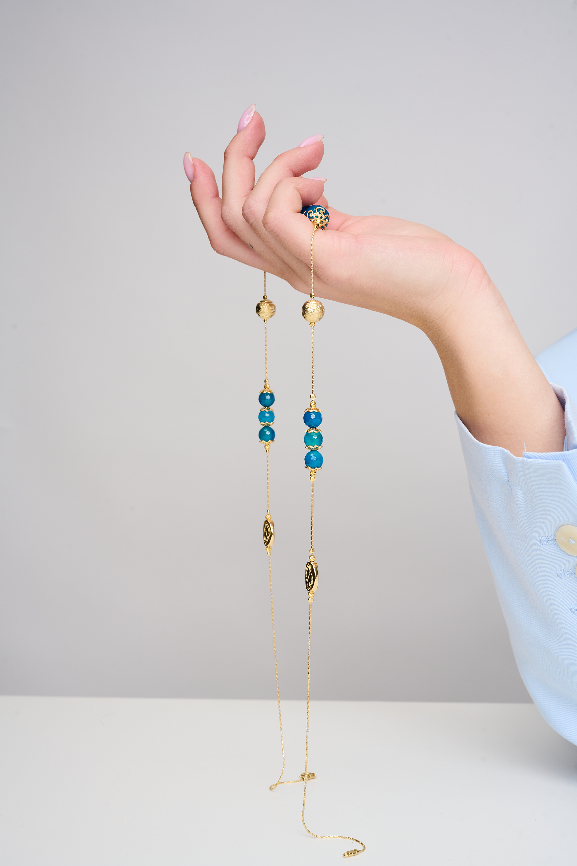 שרשרת עבודת יד מאבני כריסוקולה טבעיות בגווני טורקיז, ירוק וכחול עמוק – מפגש הרמוני בין גווני טבע עזים. כל אבן נבחרת בקפידה ומציגה דפוס ייחודי משלה, אין שתיים זהות – כל תכשיט מספר סיפור אחר. הכריסוקולה ידועה כאבן עם אנרגיה טבעית של שלווה והרמוניה, כזו שמחברת את הלובשת לאנרגיה פנימית של שקט וביטחון. העיצוב של השרשרת שומר על קו נקי ומוקפד, ומבליט את יופיין הגולמי של האבנים. מתאים למי שמחפשת עיצוב שכולו טבע, רגש ואיזון.