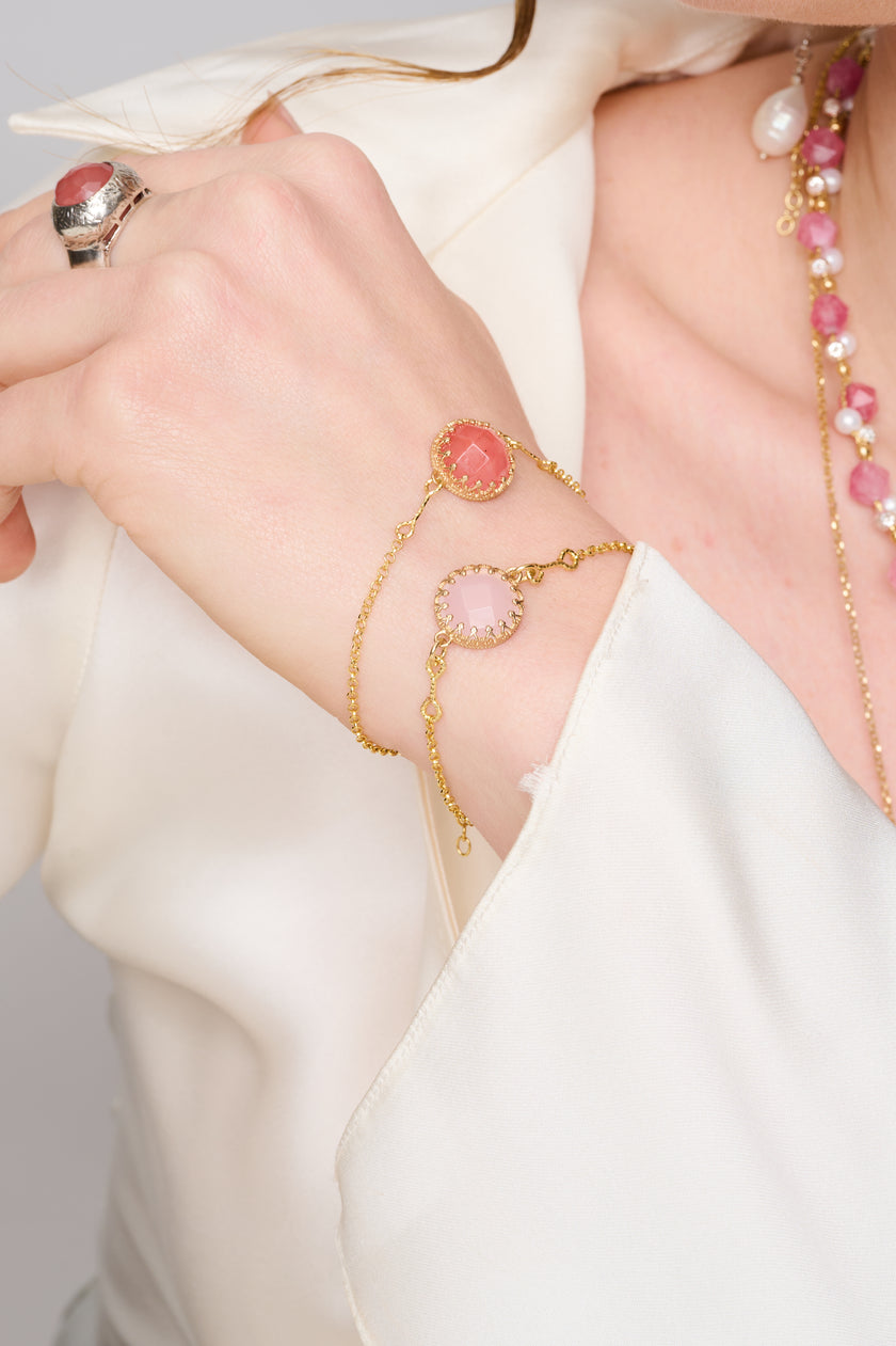 צמיד כסף סטרלינג בעיצוב מינימליסטי ועדין, משובץ באבן אופליט בגוון רוז קוורץ – ורוד חלבי רך עם ברק פנימי מעודן. העיצוב הנקי שם דגש על האבן, שמוסיפה נגיעה רומנטית ונשית לצמיד. מתאים לנשים שאוהבות תכשיטים שקטים אך מלאי אופי. ניתן לענוד אותו לבד למראה מעודן או לשלב עם צמידים נוספים ליצירת שכבות. תכשיט אלגנטי ונוח לענידה יומיומית, מושלם כמתנה לאישה שמחפשת יופי רך ואישי.

המחי מתייחס לצמיד בודד בלבד