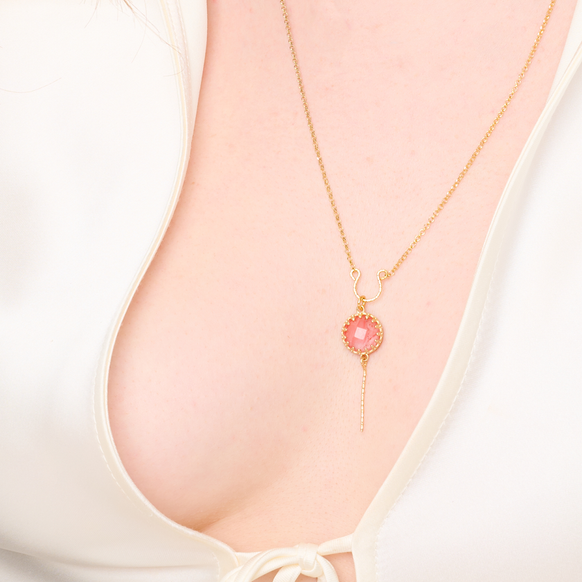 תליון אופלייט ורוד שקוף־חלבי משובץ על שרשרת כסף סטרלינג עדינה, בעיצוב שמדגיש את האבן עצמה. צבעה של האבן משתנה בהתאם לאור – לפעמים ורוד תינוקי רך, לפעמים גוון פנינתי עם עומק מפתיע. תכשיט עם נוכחות שקטה אך בלתי נשכחת, שמשדר שיק רומנטי ואנרגיה רגועה. מתאים כמתנה ליום הולדת, יום אהבה, או לאישה שאוהבת תכשיטים מלאי עדינות עם נגיעת קסם.

