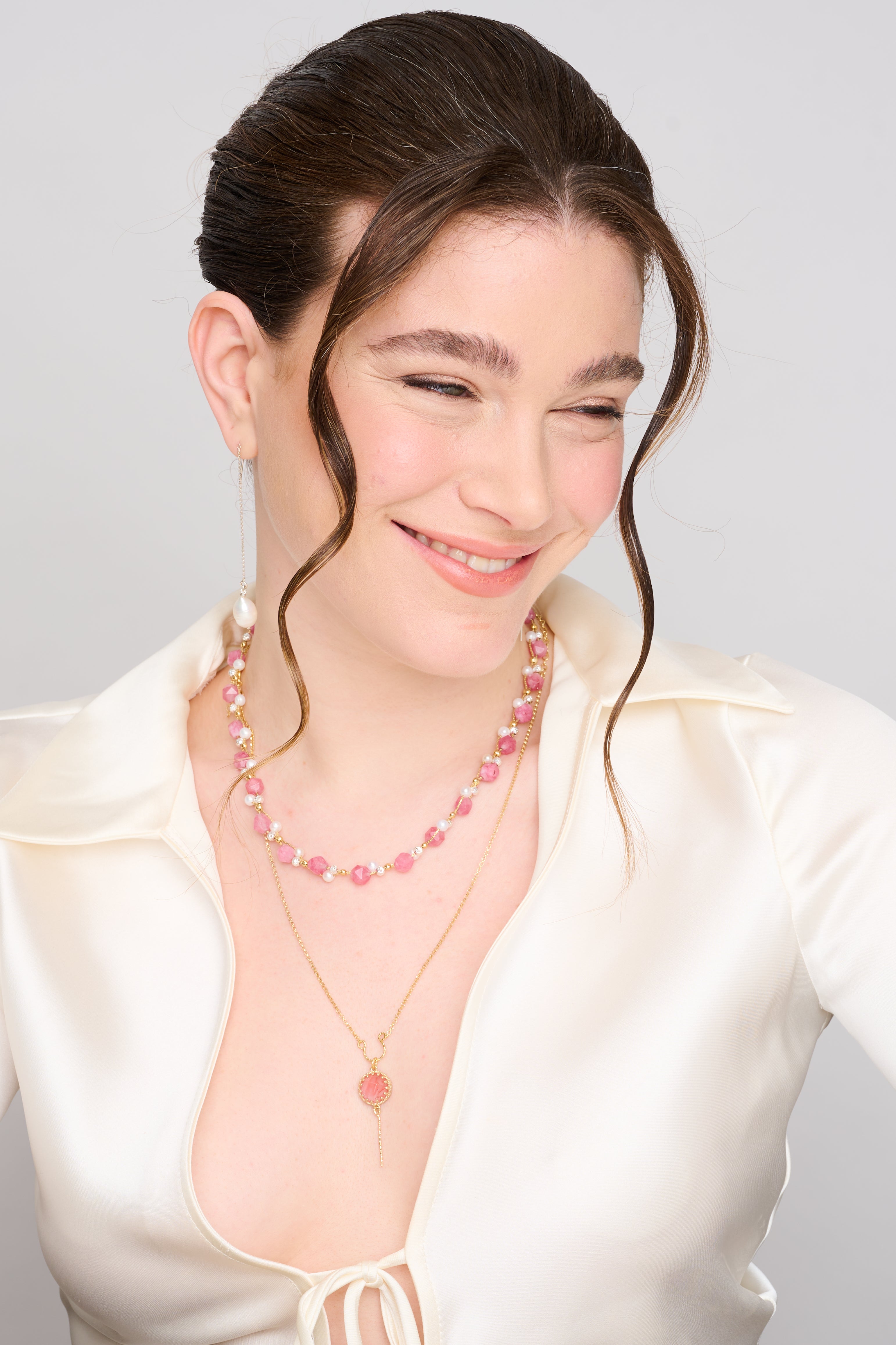 תכשיט שמשדר שקט, עידון ונשיות: שרשרת כסף עם תליון אופלייט ורוד־קרמי שמפיץ אור פנימי ונראה כטיפה של קסם על העור. הצבע הרך משתלב עם קווי כסף נקיים, ויוצר הרמוניה מושלמת לעונדות שאוהבות אלגנטיות שקטה ולא מתאמצת. אבן שמסמלת רוך, אהבה עצמית וחיבור פנימי – ומתנה נהדרת לעצמך או לאישה אהובה במיוחד.

