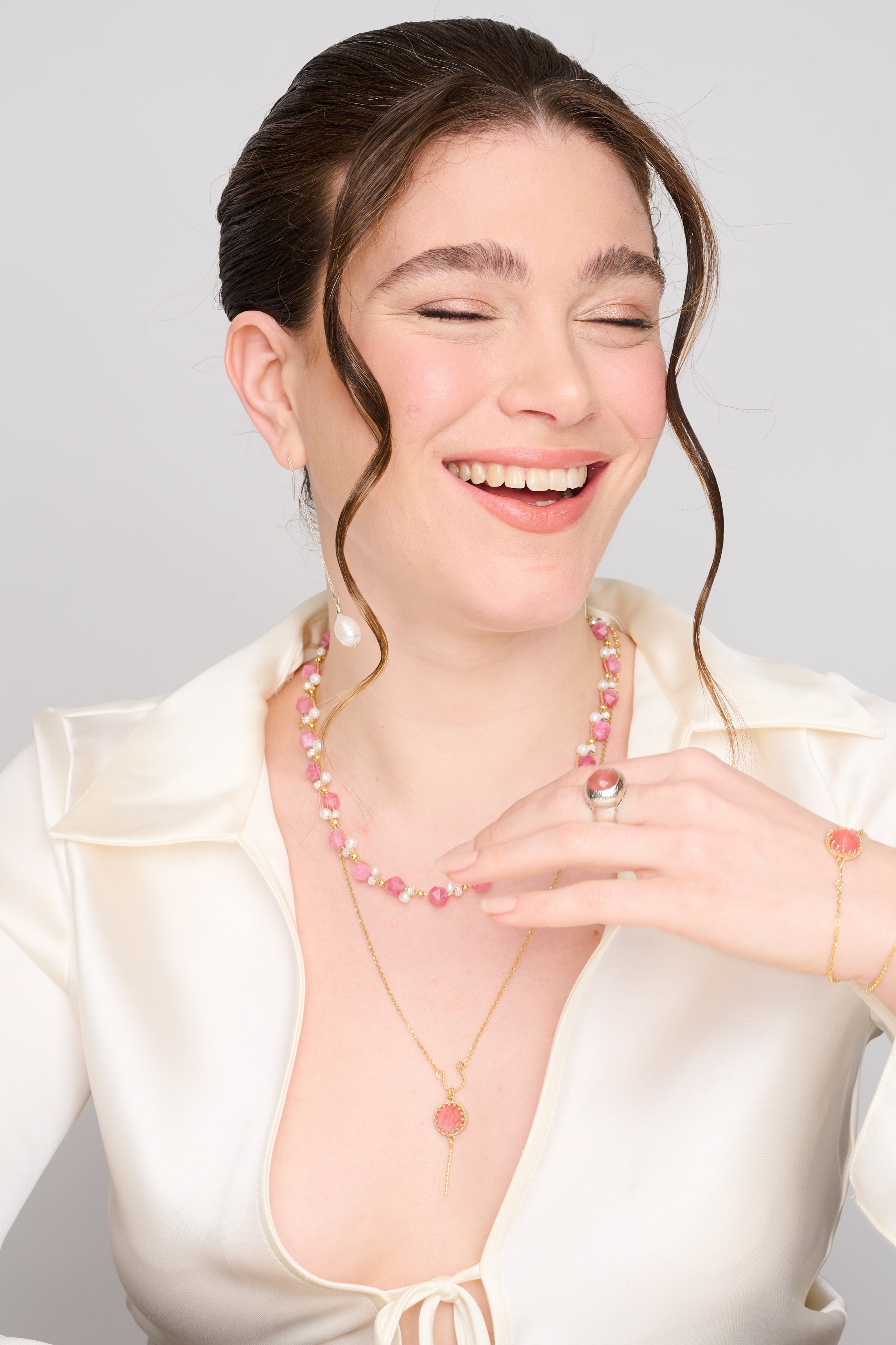 שרשרת כסף עם תליון אופלייט ורוד שקוף למחצה, נושא איתו זוהר רך ותחושת שלווה. הצבע הוורדרד מזכיר פריחת דובדבן, או אולי נשיקה של אור אחרון לפני שקיעה. התכשיט מתאים לכל עונה – קיץ קליל, סתיו רומנטי או חורף רגוע – ותמיד יוסיף נגיעה עדינה של צבע וחום ללבוש שלך. תוספת מדויקת למראה נקי עם נשמה.

