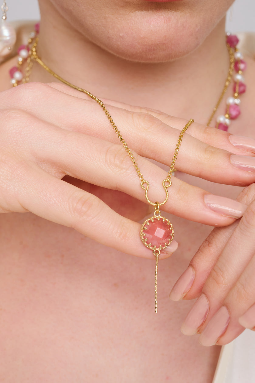 תליון אופלייט ורוד בגוון פודרה טבעי, עם נצנוץ חלב־פנינה עדין שמשתלב עם שרשרת כסף מבריקה. עיצוב מינימליסטי אך מרגש, שמאפשר לאבן להיות במרכז – לזרוח, לנשום, לרגש. תכשיט שמתאים גם לנערות וגם לנשים בוגרות שאוהבות תכשיטים בעלי סגנון אישי, עדין ומעט שונה. מתנה נהדרת לרגעים של התחלה, אהבה או חיבור פנימי מחודש.

