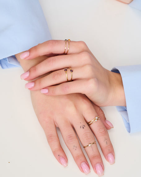 טבעת זהב לבן 14 קראט בעיצוב מודרני ואלגנטי, משובצת אבן רובי אדומה במרכז, המוקפת במסגרת דקה ומעודנת. הברק של הזהב הלבן מדגיש את העומק והזוהר של הרובי, שמסמלת תשוקה עזה, אומץ ואהבה בלתי מתפשרת. תכשיט שמשדר נוכחות יוקרתית ומתאים במיוחד לאישה שמעריכה עיצוב נקי אך מלא תוכן רגשי.