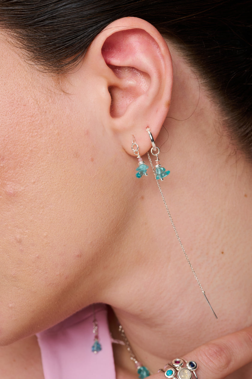 עגילים ארוכים בעיצוב שרשרת כסף עם שתי אבני חן טבעיות – אפטייט בגוון כחול עמוק וטורמלין ורוד רך. תכשיט בעבודת יד שמשלב רוך, תנועה וברק טבעי. מתאים לנשים שאוהבות צבעים עדינים עם משמעות ואנרגיה חיובית – מתנה מושלמת עם נגיעה אישית.

המחיר מתייחס לעגילי שרשרת בלבד