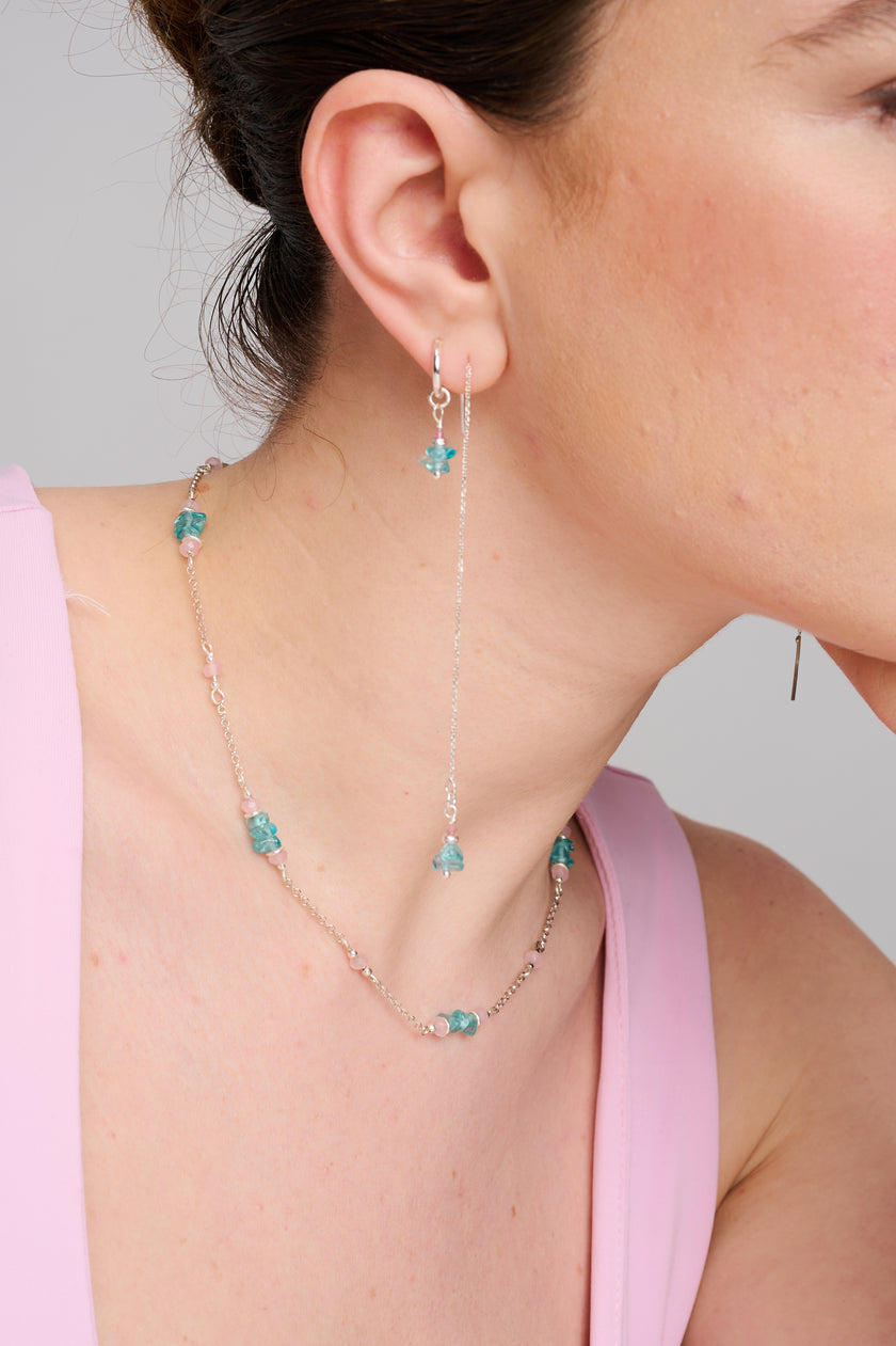 תכשיט בעיצוב בוהו־שיק עכשווי – אבני אפטייט כחולות כהות ואופליט זוהר על רקע כסף מבריק. שילוב שמדבר בשפת הטבע, האנרגיה והאיזון הפנימי. כל אבן מספרת סיפור דרך צבע ומרקם, ויחד הן יוצרות שרשרת נעימה לעין וללב.

