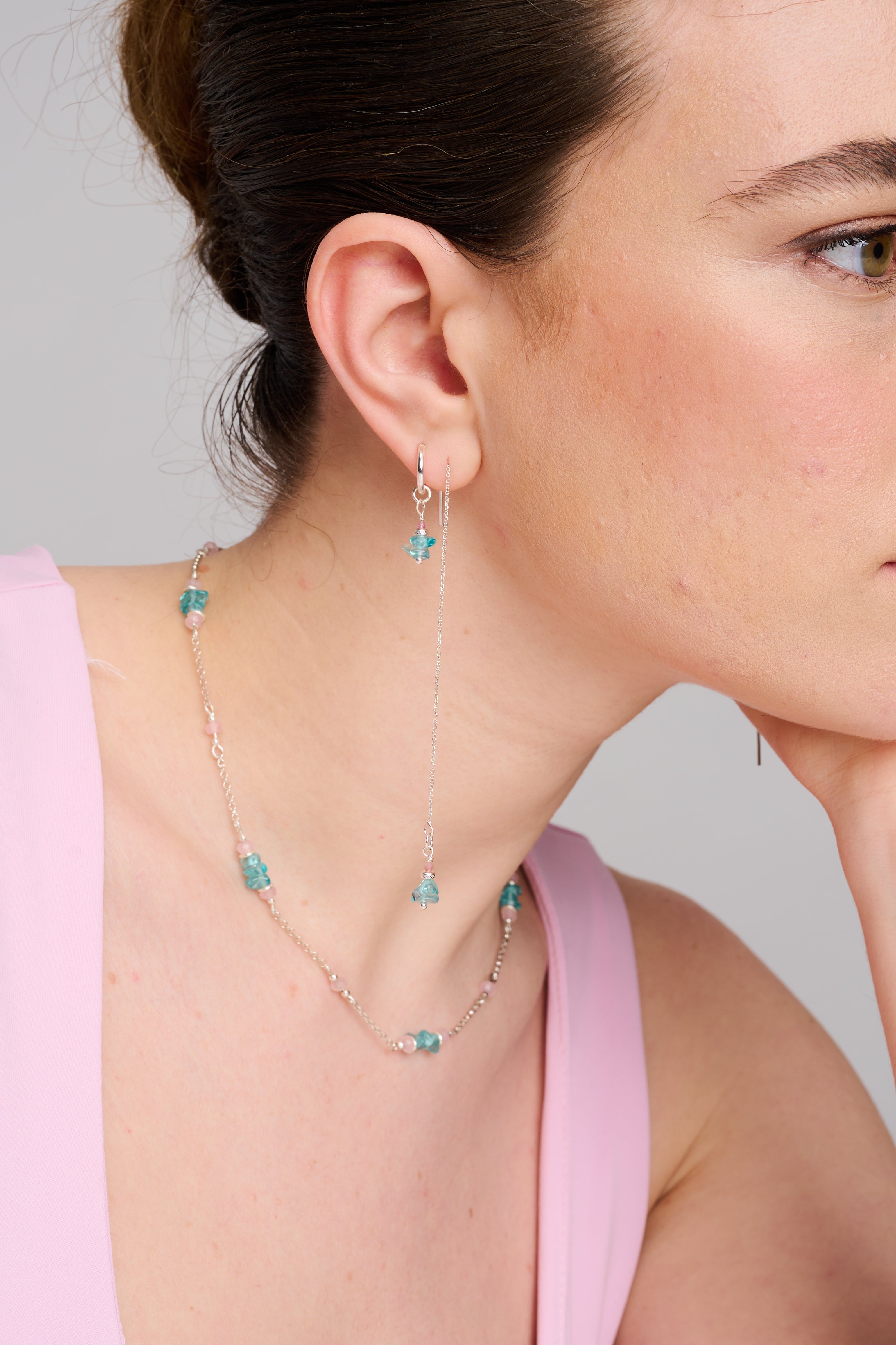 שרשרת קסומה וייחודית בעבודת יד – שילוב של כסף סטרלינג 925 עם אבני אפטייט כחול עמוק ואופליט לבן חלבי. תכשיט שמשלב עוצמה ורכות, טבע ואור. אידיאלי לאירועים מיוחדים וגם כלבוש יומיומי מלא תחכום. תוספת מושלמת לאוסף של כל מי שאוהבת תכשיטים בעלי משמעות וסגנון אישי.

