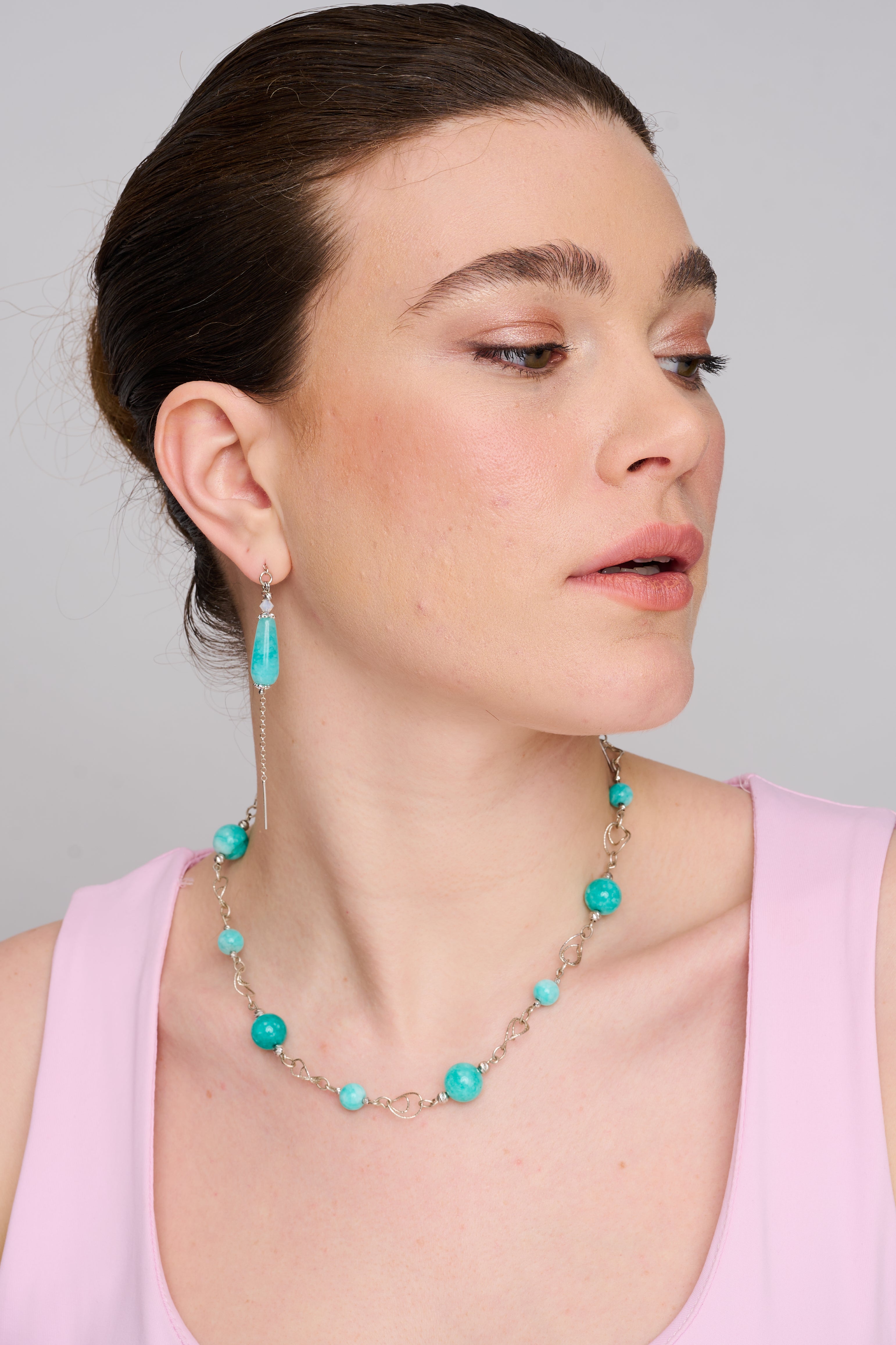 שרשרת כסף בעבודת יד עם אבני לרימר טבעיות – תכשיט שמקרין שלווה וטוהר. הלרימר, בגווני תכלת וענני לבן, יוצר עיצוב שמזכיר נשימה עמוקה. כל אבן מביאה איתה טקסטורה עדינה של מים ושמים, מה שהופך את התכשיט להרכב מושלם של טבע ונשיות. העיצוב הנקי של השרשרת מאפשר ללרימר לבלוט – והכסף משתלב כרקע שקט ומחמיא. מתאים לנשים שאוהבות עדינות שמדברת בעד עצמה.