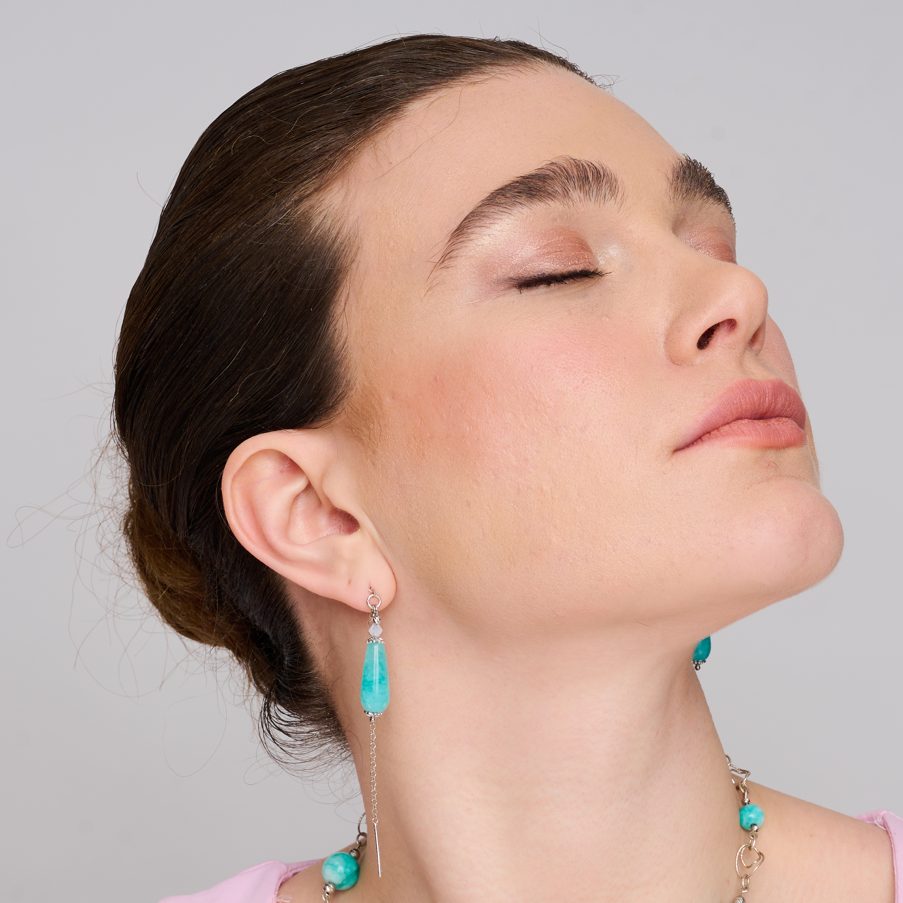 עגילי שרשרת עם אגת טבעית בצבעי כחול וירוק שמשתלבים בהרמוניה. העיצוב הנקי שם את האבן במרכז – כל תנועה חושפת עוד גוון ועומק. העגילים קלילים, נוחים ללבישה ומוסיפים נוכחות צבעונית ונשית. מתאים לנשים שמחפשות תכשיט שהוא גם עיצוב וגם אנרגיה טובה.

