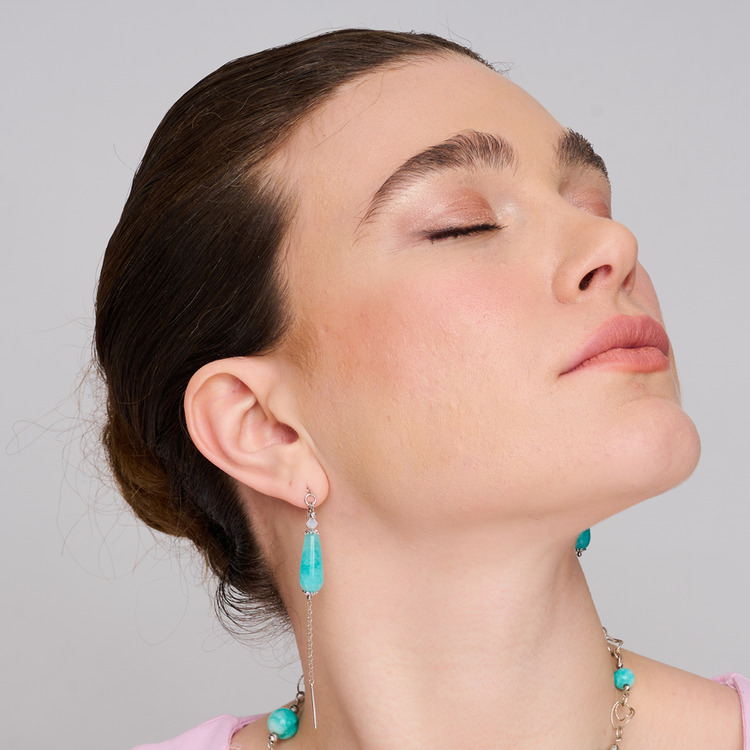 עגילי שרשרת עם אגת טבעית בצבעי כחול וירוק שמשתלבים בהרמוניה. העיצוב הנקי שם את האבן במרכז – כל תנועה חושפת עוד גוון ועומק. העגילים קלילים, נוחים ללבישה ומוסיפים נוכחות צבעונית ונשית. מתאים לנשים שמחפשות תכשיט שהוא גם עיצוב וגם אנרגיה טובה.

