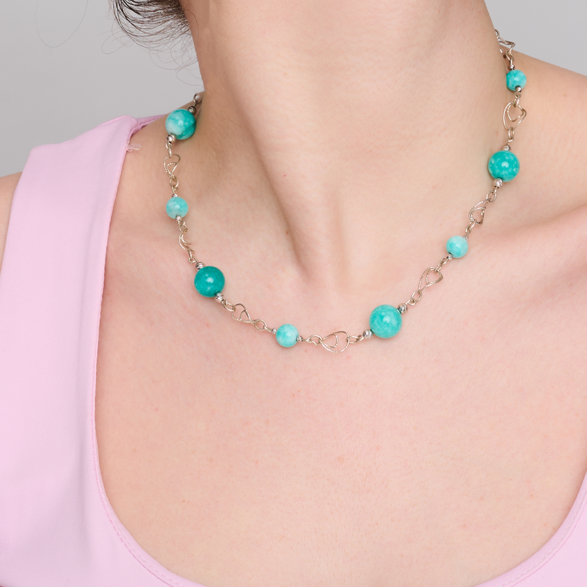 שרשרת כסף בעבודת יד עם אבני לרימר טבעיות – תכשיט שמקרין שלווה וטוהר. הלרימר, בגווני תכלת וענני לבן, יוצר עיצוב שמזכיר נשימה עמוקה. כל אבן מביאה איתה טקסטורה עדינה של מים ושמים, מה שהופך את התכשיט לתחושה של קלילות ואיזון. העיצוב הנקי של השרשרת מאפשר ללרימר לבלוט – והכסף משתלב כרקע שקט ומחמיא. מתאים לנשים שאוהבות תכשיט שהוא כמו נשימה על העור.