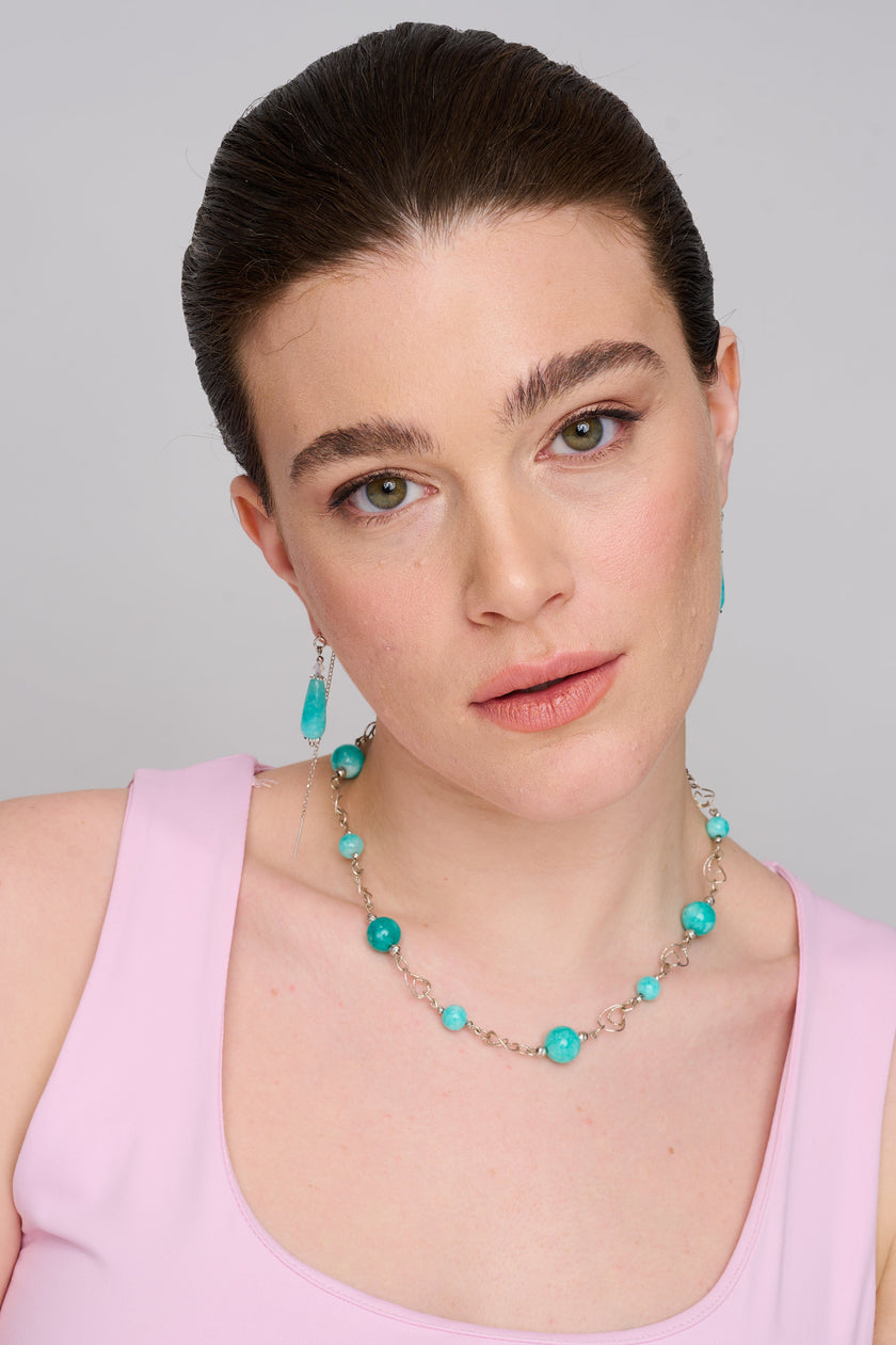 שרשרת כסף בעבודת יד עם אבני לרימר טבעיות – שילוב קייצי עם גוונים של שקט. הלרימר, בגווני תכלת וענני לבן, יוצר עיצוב שמזכיר נשימה עמוקה. כל אבן מביאה איתה טקסטורה עדינה של מים ושמים, מה שהופך את התכשיט למראה על־זמני מלא נחת. העיצוב הנקי של השרשרת מאפשר ללרימר לבלוט – והכסף משתלב כרקע שקט ומחמיא. מתאים לנשים שאוהבות תכשיט שהוא כמו נשימה על העור.