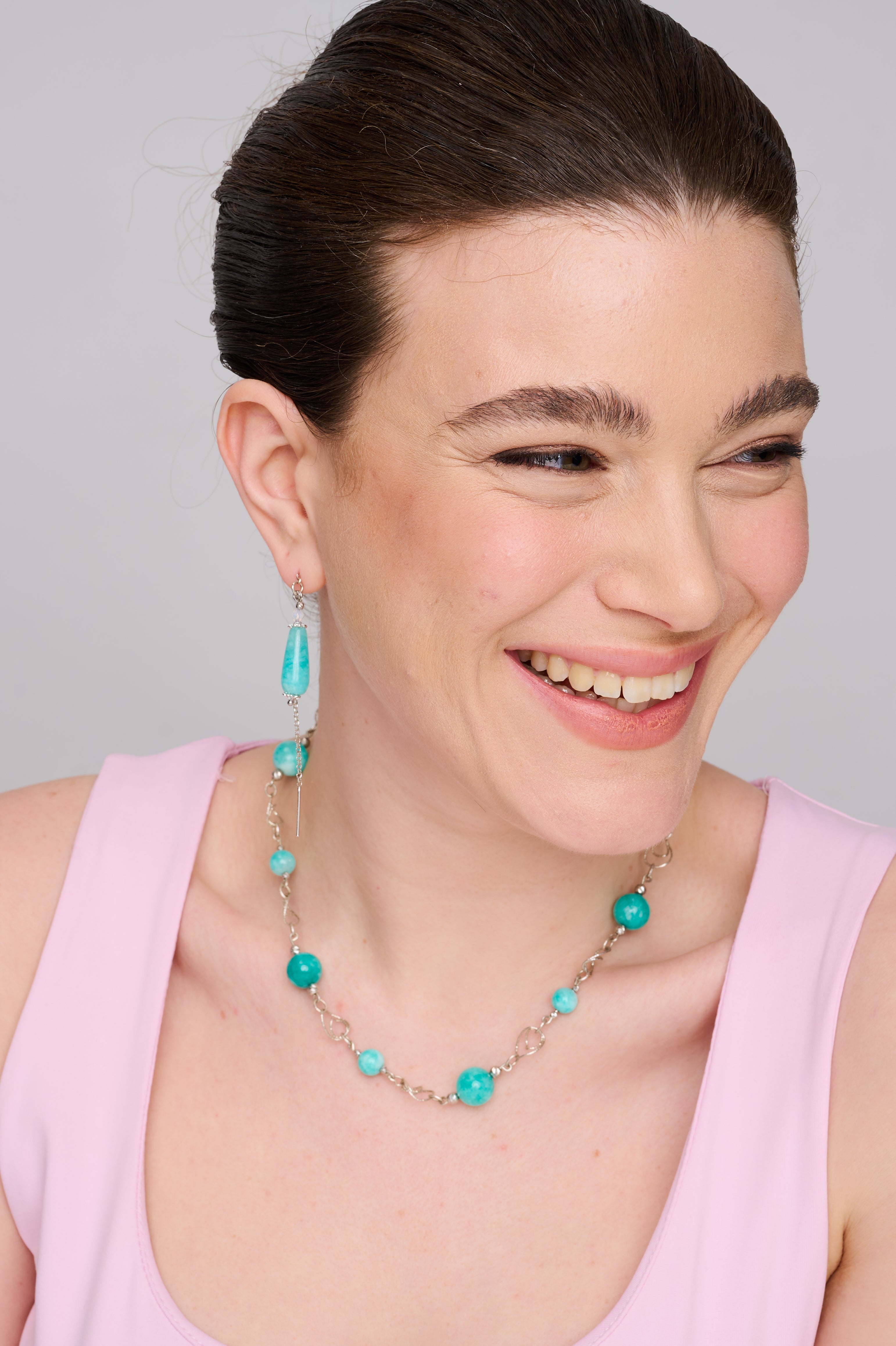 שרשרת כסף בעבודת יד עם אבני לרימר טבעיות – שילוב קייצי עם גוונים של שקט. הלרימר, בגווני תכלת וענני לבן, יוצר סטייל בהשראת ים פתוח ושלווה פנימית. כל אבן מביאה איתה טקסטורה עדינה של מים ושמים, מה שהופך את התכשיט למראה על־זמני מלא נחת. העיצוב הנקי של השרשרת מאפשר ללרימר לבלוט – והכסף משתלב כרקע שקט ומחמיא. מתאים לנשים שאוהבות עדינות שמדברת בעד עצמה.