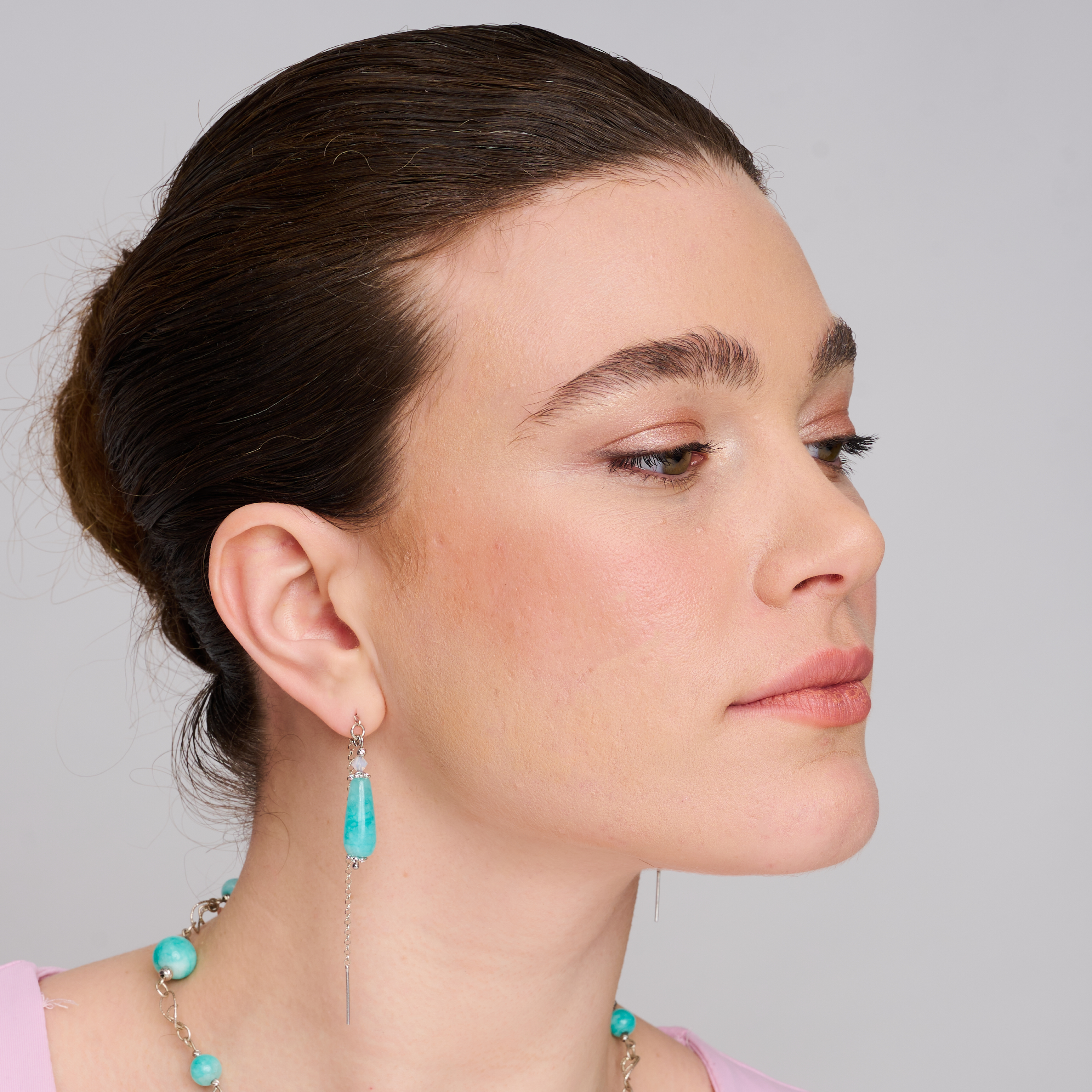 עגילים ארוכים עם אבן אגת בגווני כחול וירוק, כל אבן שונה בגוון ובמרקם. תכשיט שמשלב רוך, נוכחות ואופי אישי. מתאים לנשים שאוהבות תכשיטים טבעיים, מלאי צבע אך לא מתריסים. קליל, נשי ועם ברק פנימי שמשתלב בכל מראה.

