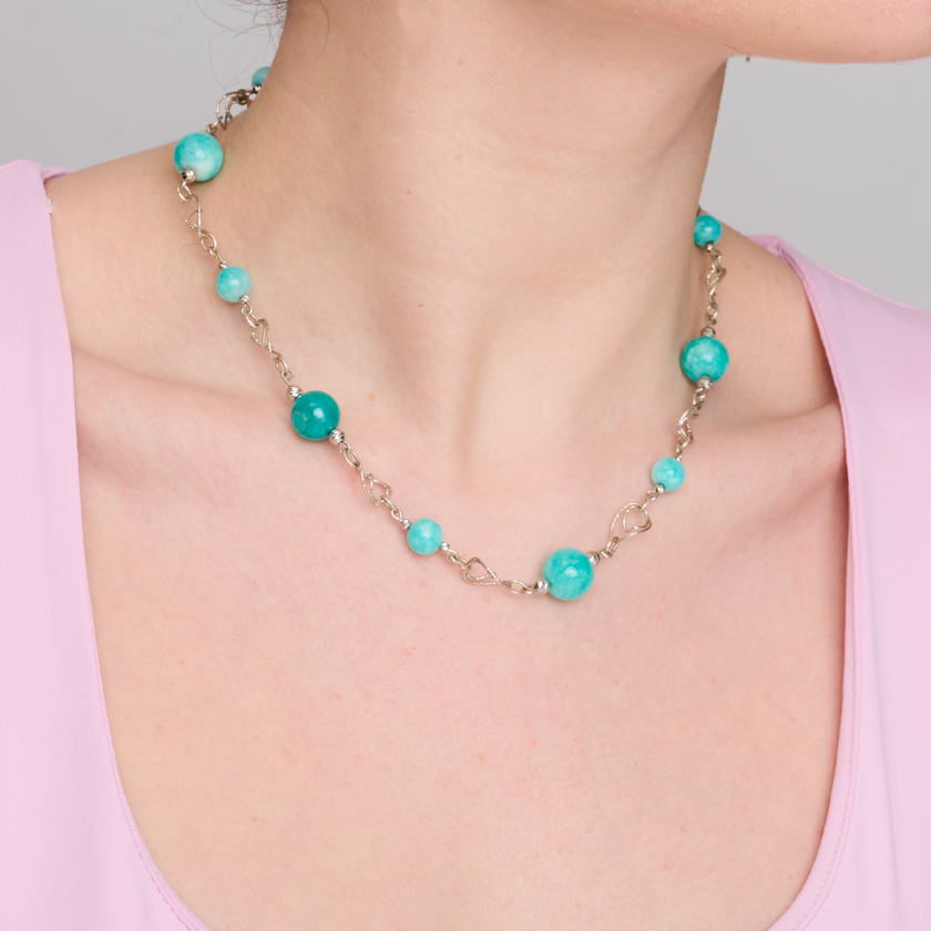 שרשרת כסף בעבודת יד עם אבני לרימר טבעיות – תכשיט שמקרין שלווה וטוהר. הלרימר, בגווני תכלת וענני לבן, יוצר עיצוב שמזכיר נשימה עמוקה. כל אבן מביאה איתה טקסטורה עדינה של מים ושמים, מה שהופך את התכשיט לתחושה של קלילות ואיזון. העיצוב הנקי של השרשרת מאפשר ללרימר לבלוט – והכסף משתלב כרקע שקט ומחמיא. מתאים לנשים שאוהבות תכשיט שהוא כמו נשימה על העור.