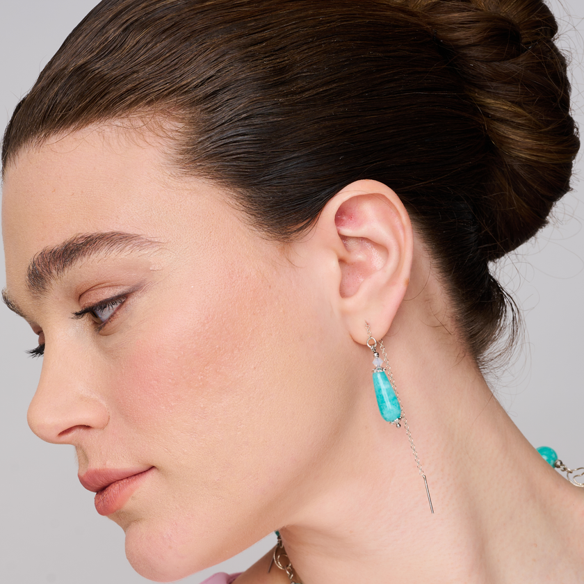 עגילים ארוכים עם שרשרת כסף עדינה ואבן אגת בגוון כחול-טורקיז עם נגיעות ירוקות. העיצוב משלב תנועה רכה עם צבע עז אך מרגיע, ויוצר מראה מודרני אך מחובר לטבע. מושלם לנשים שאוהבות תכשיטים שמדברים בשקט אבל משאירים רושם. מתנה נפלאה או פריט יומיומי עם נוכחות.


