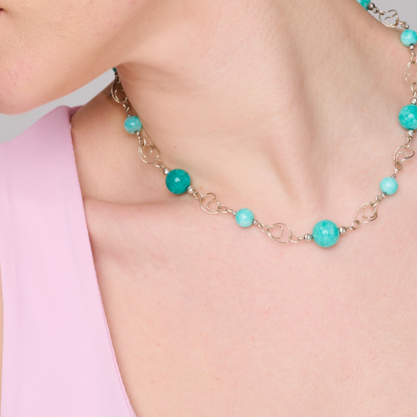 שרשרת כסף בעבודת יד עם אבני לרימר טבעיות – תכשיט שמקרין שלווה וטוהר. הלרימר, בגווני תכלת וענני לבן, יוצר תחושת רוגע שעוברת דרך הצבעים. כל אבן מביאה איתה טקסטורה עדינה של מים ושמים, מה שהופך את התכשיט לתחושה של קלילות ואיזון. העיצוב הנקי של השרשרת מאפשר ללרימר לבלוט – והכסף משתלב כרקע שקט ומחמיא. מתאים לנשים שאוהבות עדינות שמדברת בעד עצמה.