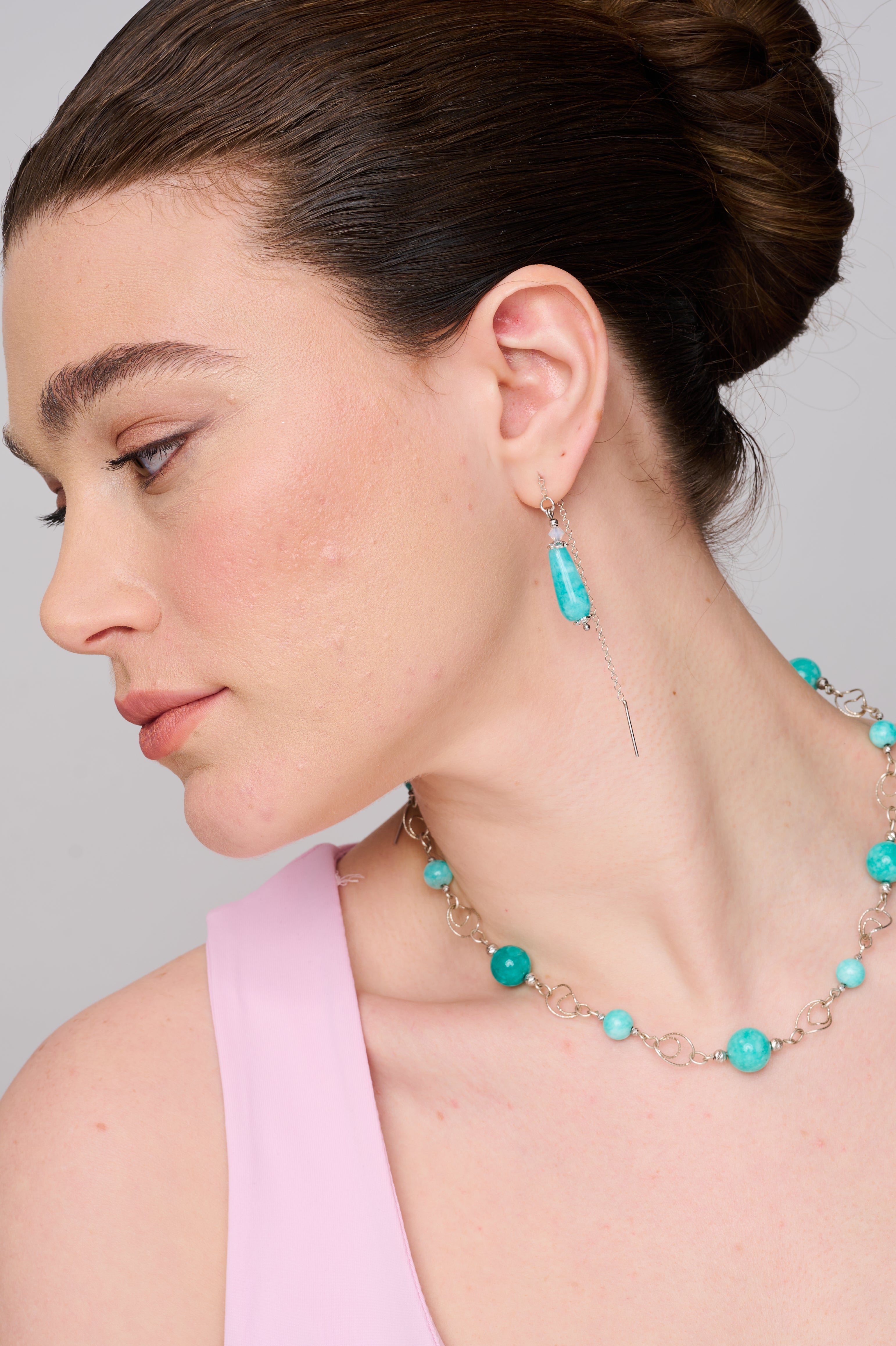 שרשרת כסף בעבודת יד עם אבני לרימר טבעיות – השראה ישירה מהגלים והשמיים. הלרימר, בגווני תכלת וענני לבן, יוצר סטייל בהשראת ים פתוח ושלווה פנימית. כל אבן מביאה איתה טקסטורה עדינה של מים ושמים, מה שהופך את התכשיט להרכב מושלם של טבע ונשיות. העיצוב הנקי של השרשרת מאפשר ללרימר לבלוט – והכסף משתלב כרקע שקט ומחמיא. מתאים לנשים שאוהבות עדינות שמדברת בעד עצמה.