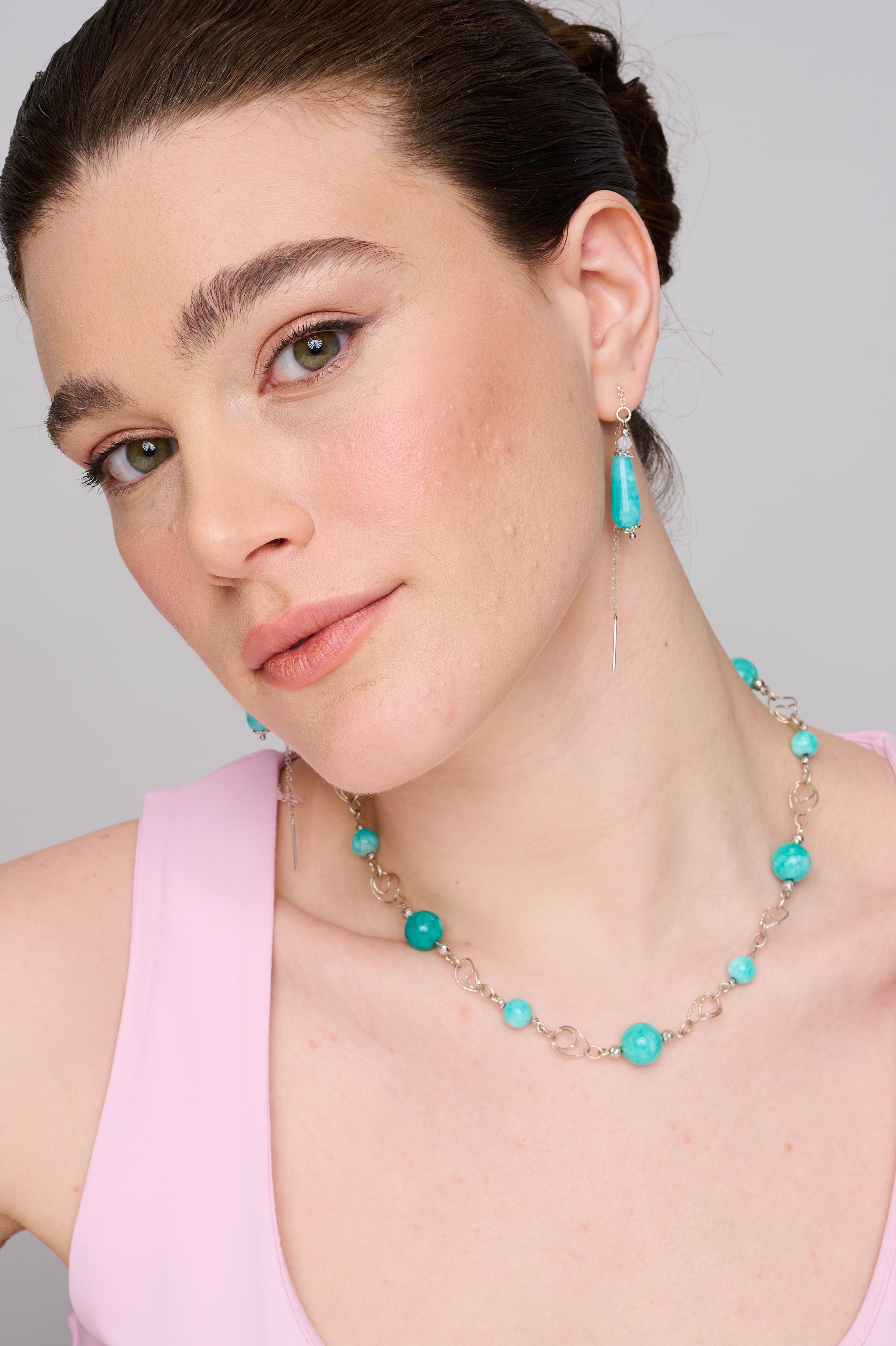 שרשרת כסף בעבודת יד עם אבני לרימר טבעיות – השראה ישירה מהגלים והשמיים. הלרימר, בגווני תכלת וענני לבן, יוצר סטייל בהשראת ים פתוח ושלווה פנימית. כל אבן מביאה איתה טקסטורה עדינה של מים ושמים, מה שהופך את התכשיט להרכב מושלם של טבע ונשיות. העיצוב הנקי של השרשרת מאפשר ללרימר לבלוט – והכסף משתלב כרקע שקט ומחמיא. מתאים לנשים שאוהבות עדינות שמדברת בעד עצמה.