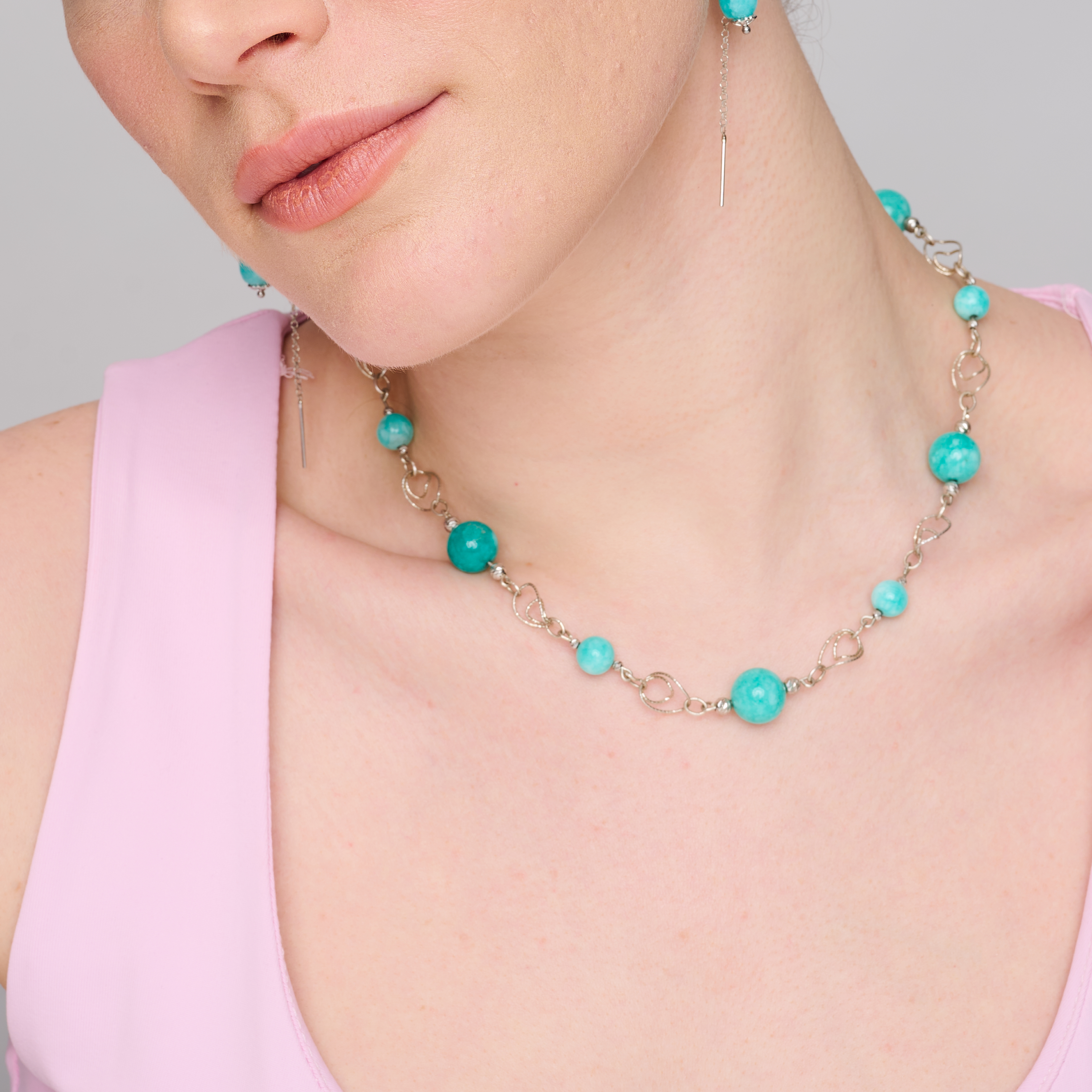 שרשרת כסף בעבודת יד עם אבני לרימר טבעיות – שילוב קייצי עם גוונים של שקט. הלרימר, בגווני תכלת וענני לבן, יוצר תחושת רוגע שעוברת דרך הצבעים. כל אבן מביאה איתה טקסטורה עדינה של מים ושמים, מה שהופך את התכשיט לתחושה של קלילות ואיזון. העיצוב הנקי של השרשרת מאפשר ללרימר לבלוט – והכסף משתלב כרקע שקט ומחמיא. מתאים לנשים שאוהבות עדינות שמדברת בעד עצמה.