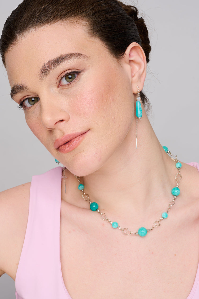 שרשרת כסף בעבודת יד עם אבני לרימר טבעיות – השראה ישירה מהגלים והשמיים. הלרימר, בגווני תכלת וענני לבן, יוצר סטייל בהשראת ים פתוח ושלווה פנימית. כל אבן מביאה איתה טקסטורה עדינה של מים ושמים, מה שהופך את התכשיט להרכב מושלם של טבע ונשיות. העיצוב הנקי של השרשרת מאפשר ללרימר לבלוט – והכסף משתלב כרקע שקט ומחמיא. מתאים לנשים שאוהבות עדינות שמדברת בעד עצמה.