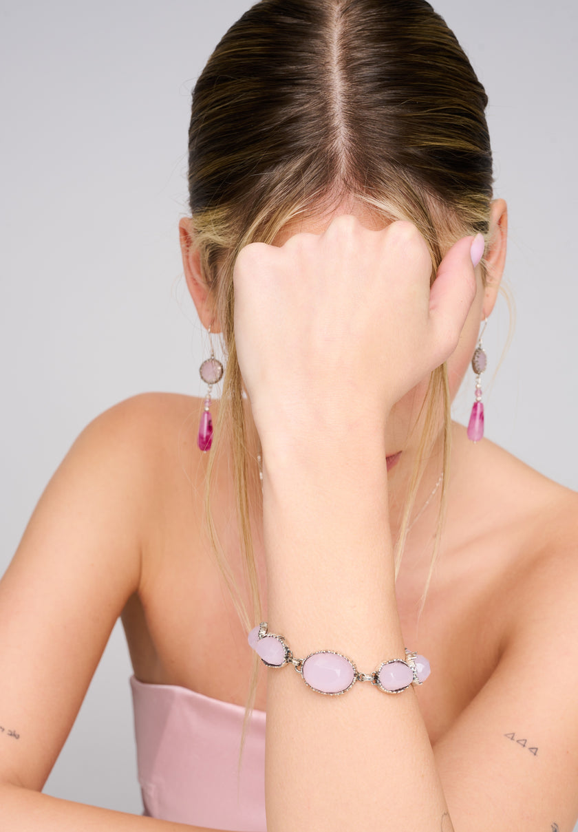 צמיד בעבודת יד עם שיבוץ אופליט ורוד בגימור מלוטש – אבן בגוון ורדרד-חלבי עם ברק זוהר. התכשיט משדר חום, רגש ואסתטיקה שקטה. מתאים לנשים שמחפשות יופי טבעי ונשיות מרגיעה. מושלם כמתנה סמלית.

המחיר מתייחס לצמיד בלבד