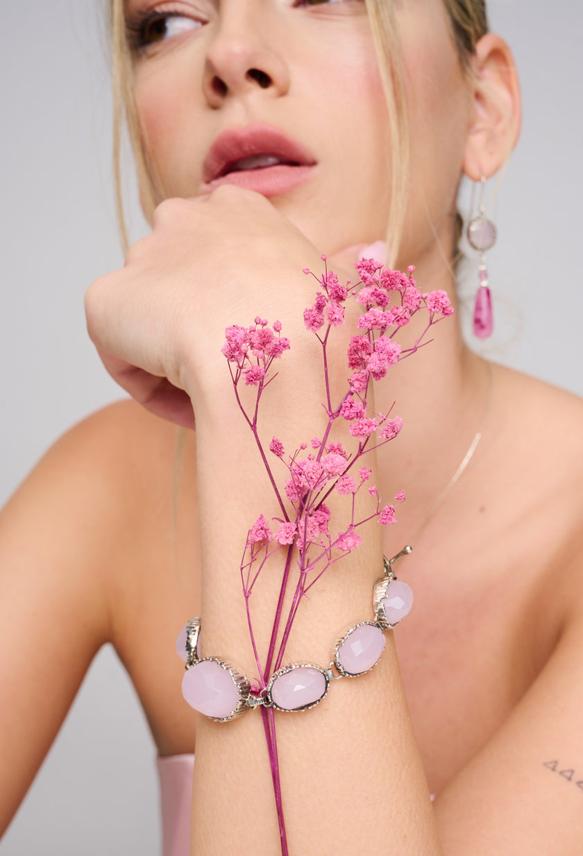 צמיד כסף עדין עם אבן אופליט ורודה בעלת גוון שמזכיר רוז קוורץ פניני. העיצוב המודרני משלב פשטות עם נוכחות רכה ואצילית. מתאים לכל גיל ולכל סגנון לבוש – מהמראה הקז’ואלי ועד ללוק ערב מעודן.

