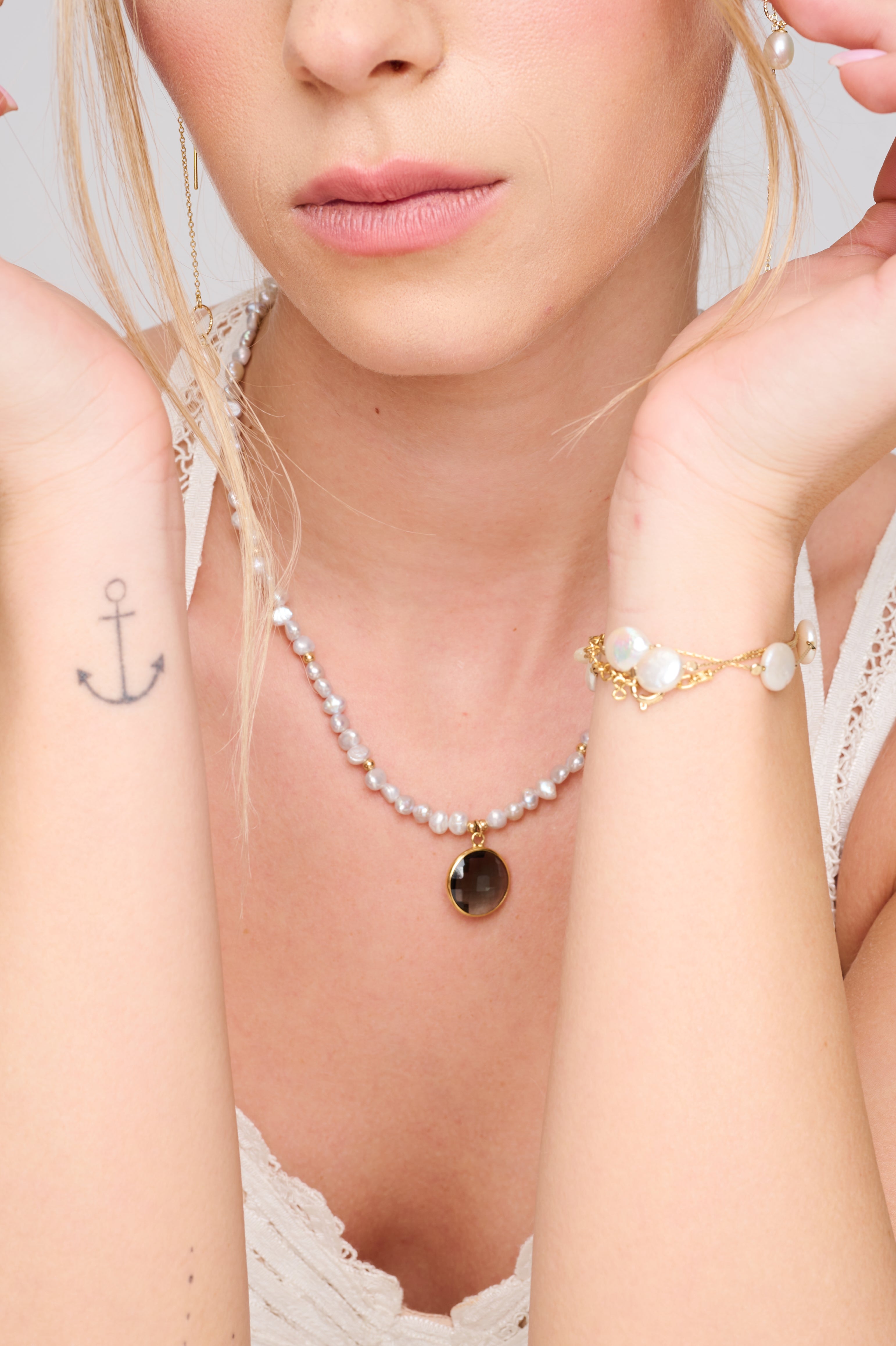 שרשרת אלגנטית עם פניני לבנדר עם תליון מרכזי – תכשיט בעלת מראה רך ויוקרתי. הפנינים סגלגלות ובעלות ברק פנינתי טבעי, מעניקות לשרשרת ברק רך עם נוכחות עדינה. התליון משתלב בצורה הרמונית עם רצף הפנינים, מוסיף נקודת מוקד עיצובית ומאזן בין פשטות לרושם. מתאימה לענידה ביום יום וגם לאירועים מיוחדים – פריט עם נוכחות נשית וצבע מיוחד.