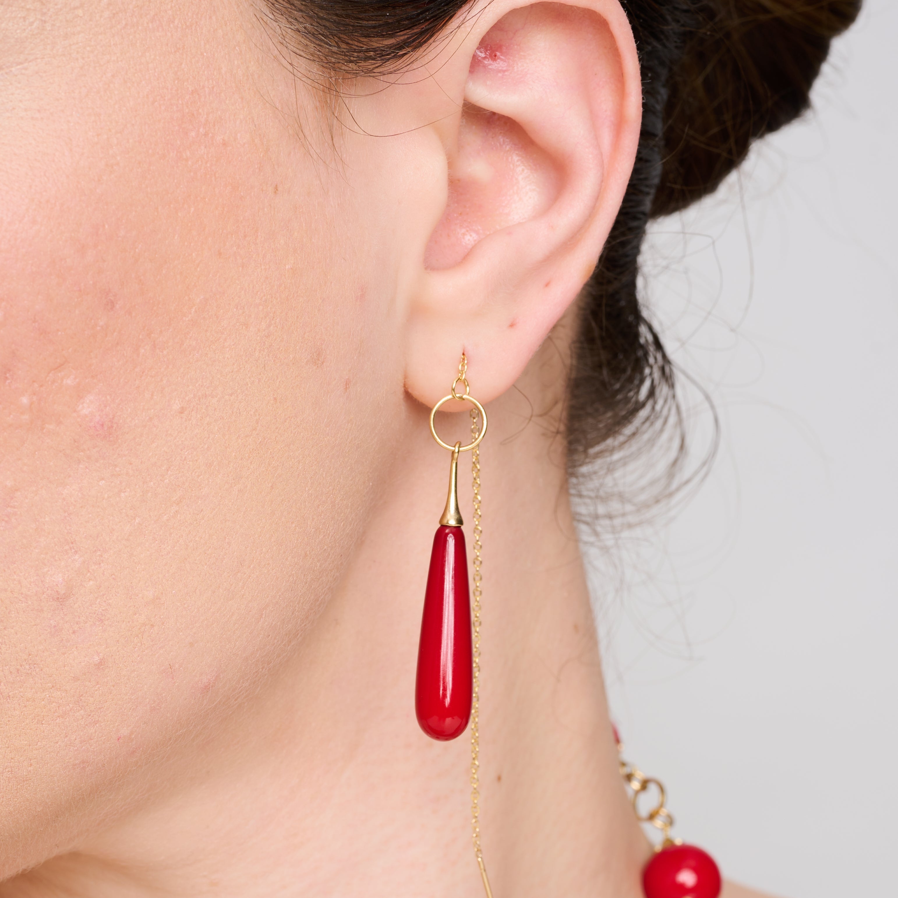 עגילי שרשרת עם אלמוג אדום