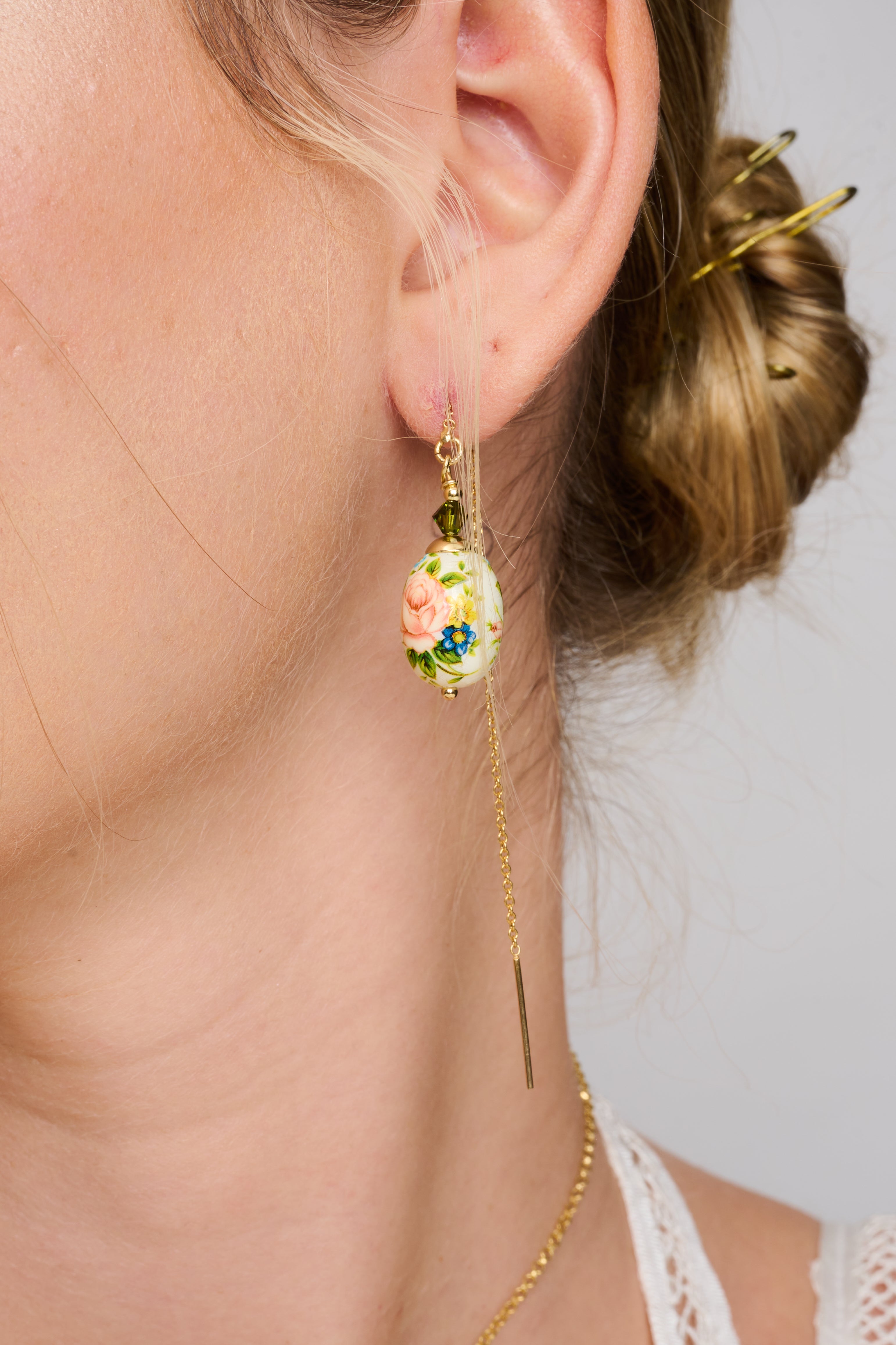 עגילים עם חרוז אמייל ירוק התלוי בקצה שרשרת כסף או זהב בעיצוב נקי. הברק של האמייל מדגיש את הפשטות האלגנטית של העגיל, והצבע הירוק מביא תחושת רעננות. מתאים למי שמחפשת תכשיט שקט אך מושך, קליל אך עם נוכחות ברורה.


