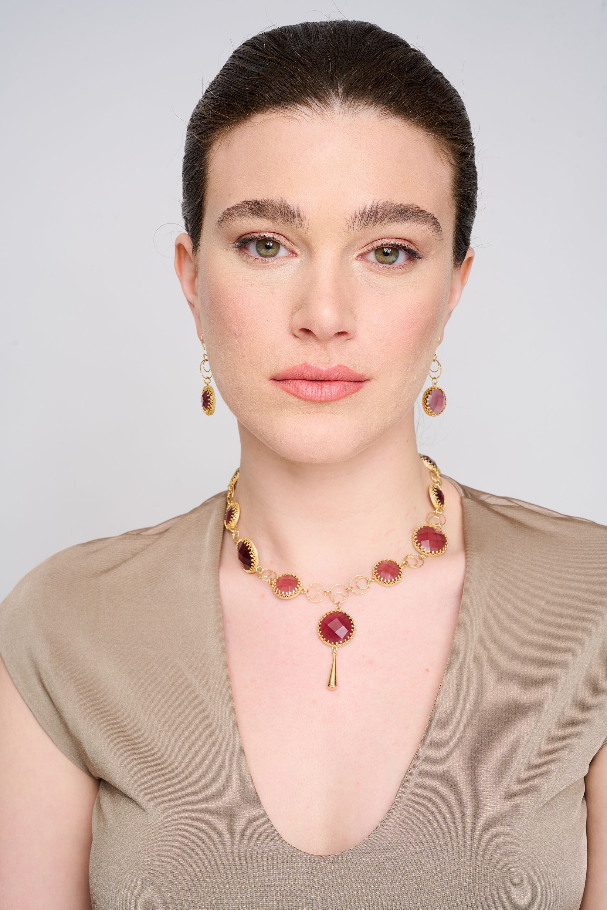 תכשיט בעבודת יד מכסף סטרלינג 925, עם אבן מרשימה בגווני מרון ובורדו כהה. מראה עוצמתי אך רך, מלא אופי ותחושת עומק. תוספת מושלמת ללוק בוהו-אלגנטי או סגנון ערב קלאסי, עם גוונים שמעניקים עומק ועניין.