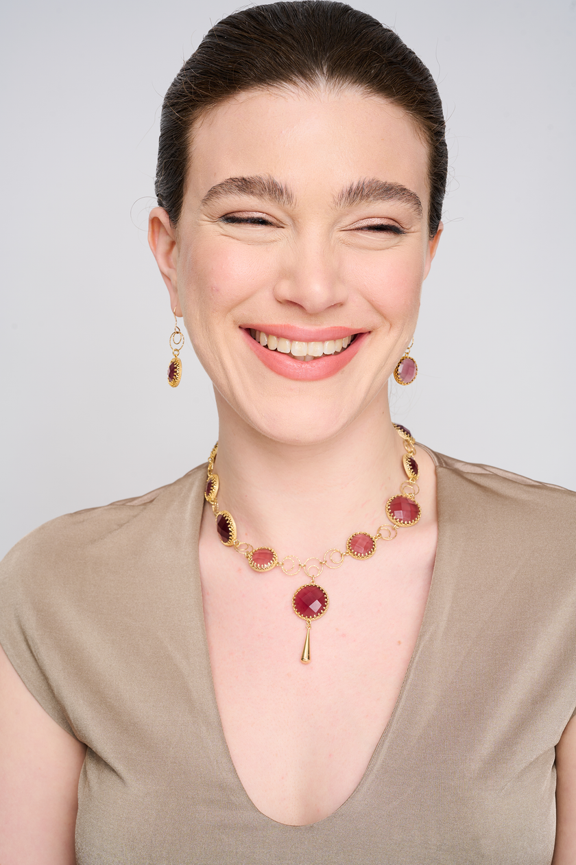 ענק בגוונים חורפיים עשירים, שמשלב את ברק הכסף עם בורדו עמוק ומרקם חלקלק. תכשיט שמדבר בשקט, אך משאיר רושם. האבן נבחרה בקפידה בשל הגוון המיוחד והעומק שלה – שילוב של עוצמה ואלגנטיות.