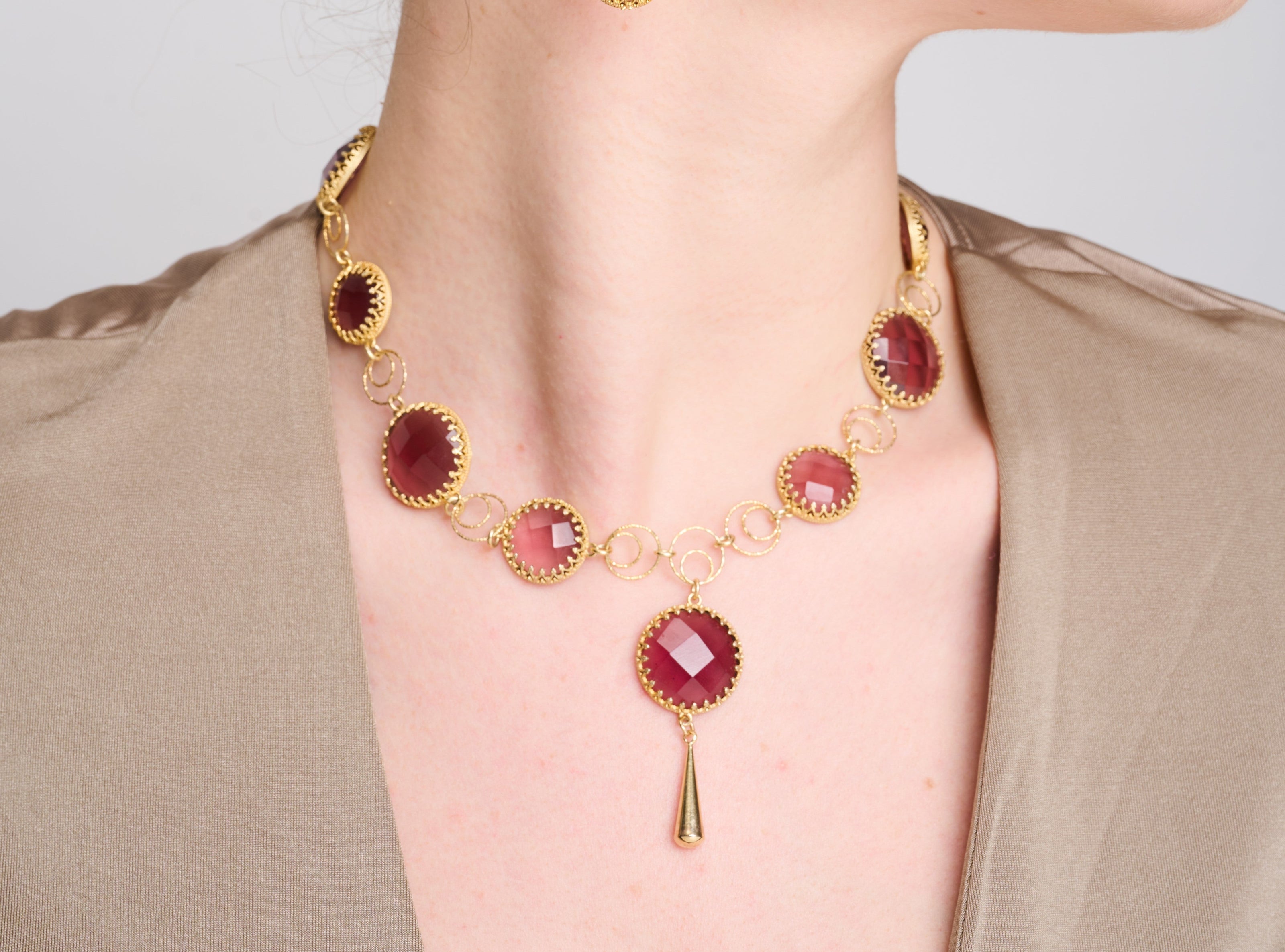 ענק כסף אלגנטי עם אבן בגוון בורדו עמוק, המשדר עוצמה ונשיות בוגרת. צבע עשיר שמזכיר יין אדום משובח ונוגע באלגנטיות קלאסית. הענק קל ונעים ללבישה, נוח על הצוואר, ובעל נוכחות מעודנת אך בלתי נשכחת.