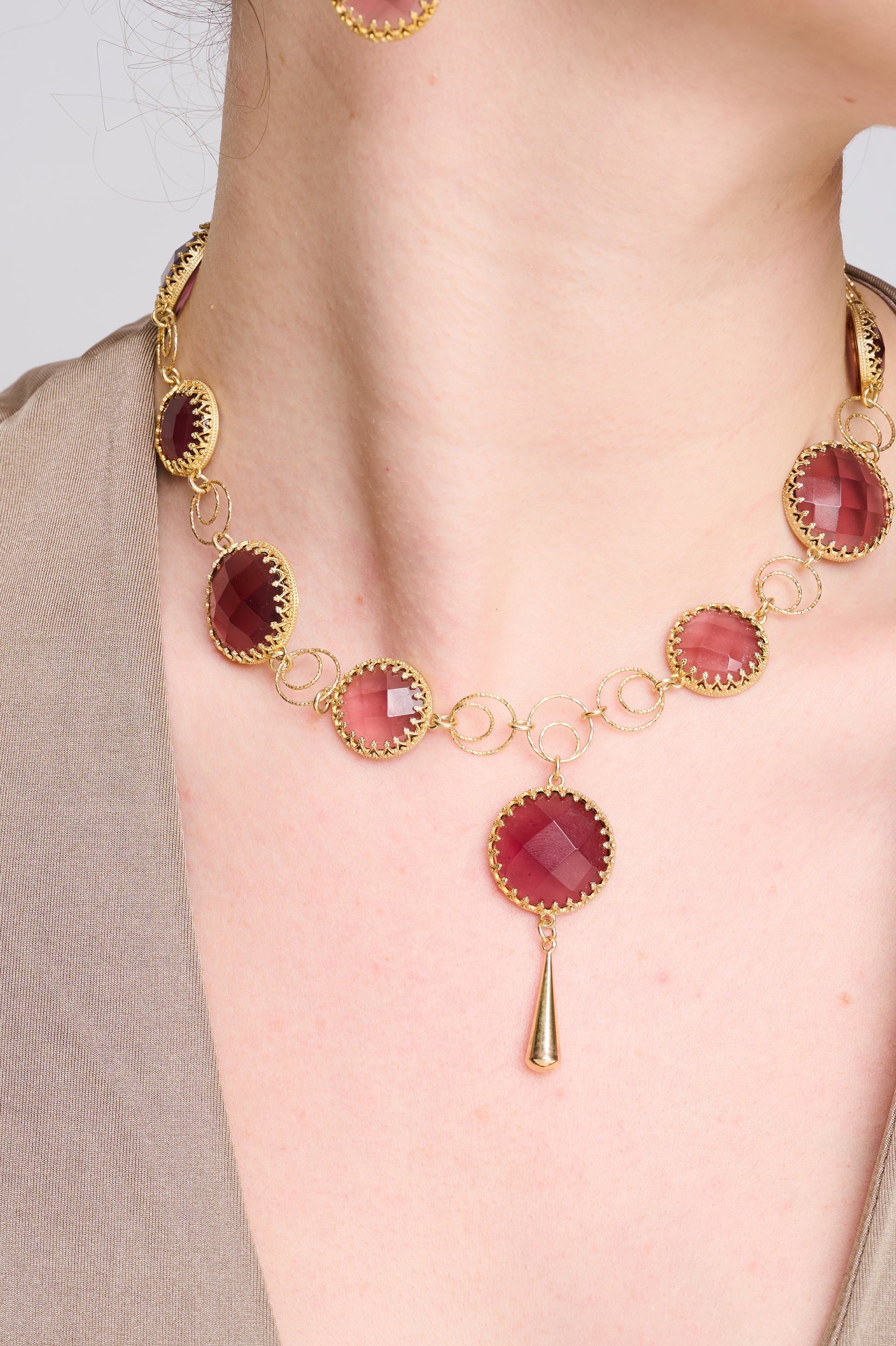 תכשיט דרמטי ונשי בעיצוב ייחודי – ענק כסף עם אבן בגווני יין עמוקים. מושלם לערב, אך יכול להוסיף נגיעה מרשימה גם ללוק יומיומי. מתנה מושלמת לאישה שמחפשת תכשיט עם אופי. מתאים לאירועים וגם כלוק ערב עם טאץ’ אישי.