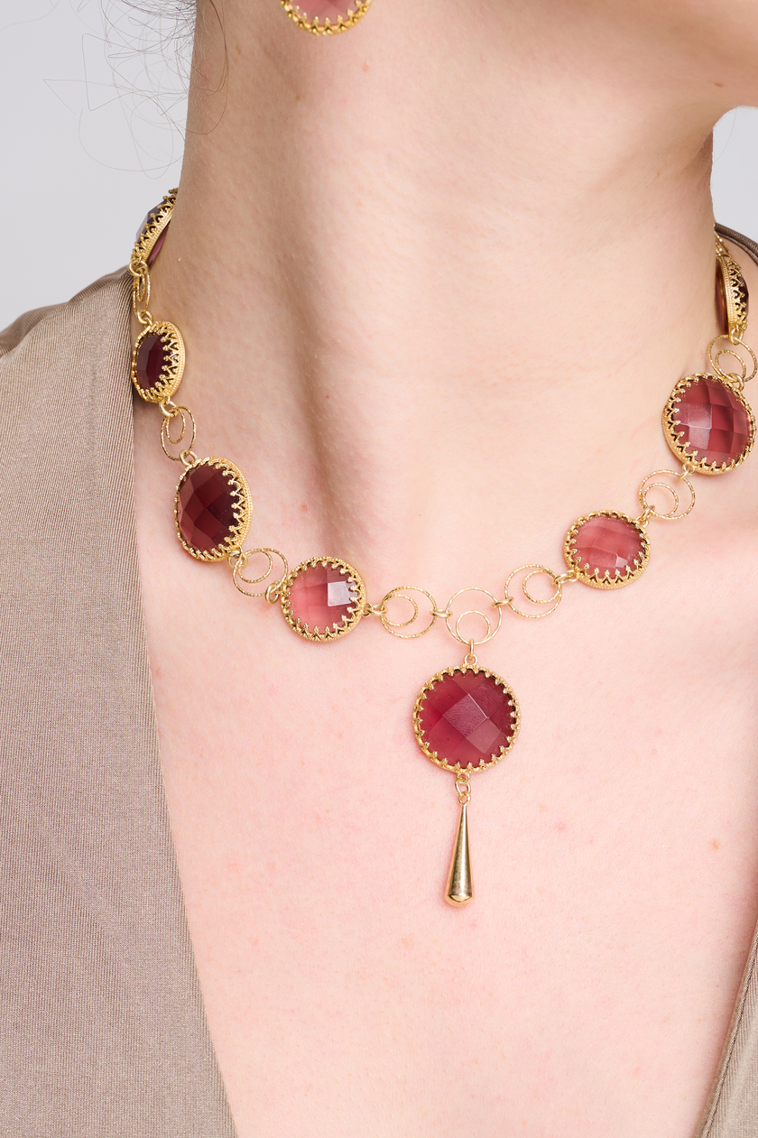 תכשיט דרמטי ונשי בעיצוב ייחודי – ענק כסף עם אבן בגווני יין עמוקים. מושלם לערב, אך יכול להוסיף נגיעה מרשימה גם ללוק יומיומי. מתנה מושלמת לאישה שמחפשת תכשיט עם אופי. מתאים לאירועים וגם כלוק ערב עם טאץ’ אישי.