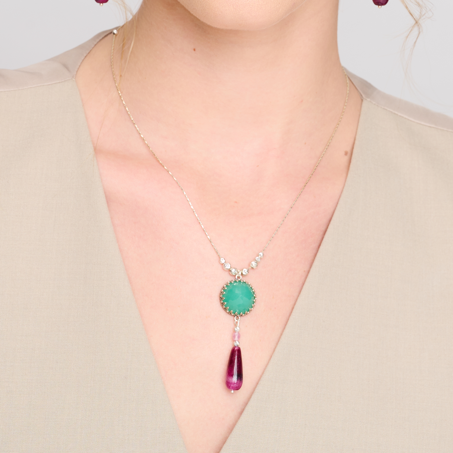 שרשרת כסף בעיצוב מעודן עם תליון שמשלב שני עולמות – אופלייט ירוקה רכה וזורחת, לצד אגת בגוון בורדו עמוק ועוצמתי. המפגש בין צבעים חמים לקרירים יוצר ניגודיות הרמונית ומראה עשיר בעל נוכחות שקטה. עבודת יד מוקפדת מעניקה לכל אבן את הבמה שלה, בעוד כסף סטרלינג מבריק עוטף את התליון בקווים אלגנטיים ונקיים. תכשיט שמתאים לנשים שמחפשות עומק רגשי, חיבור לטבע וסטייל ייחודי שנשאר בזיכרון. משתלב נהדר עם לבוש בגווני שמנת, ירוק זית, בורדו ואפור.

